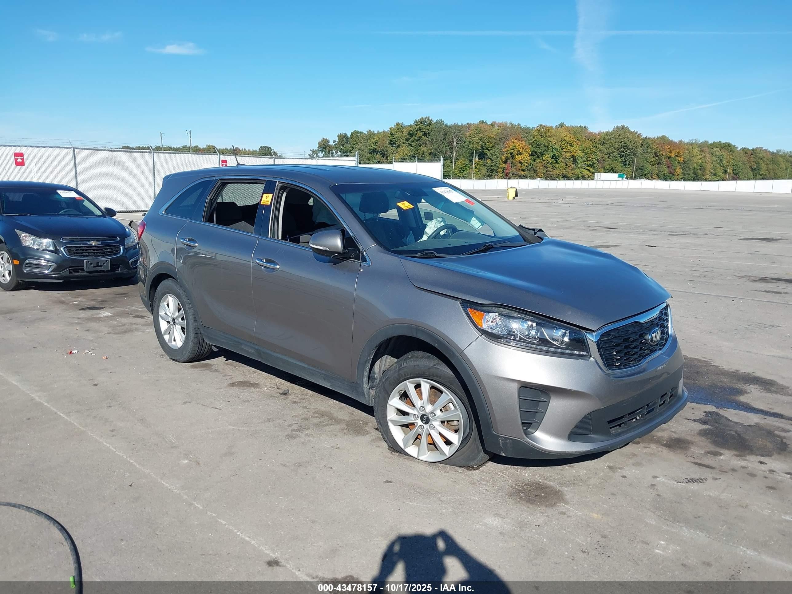 2019 Kia Sorento L, VIN 5XYPG4A31KG522322 — Side