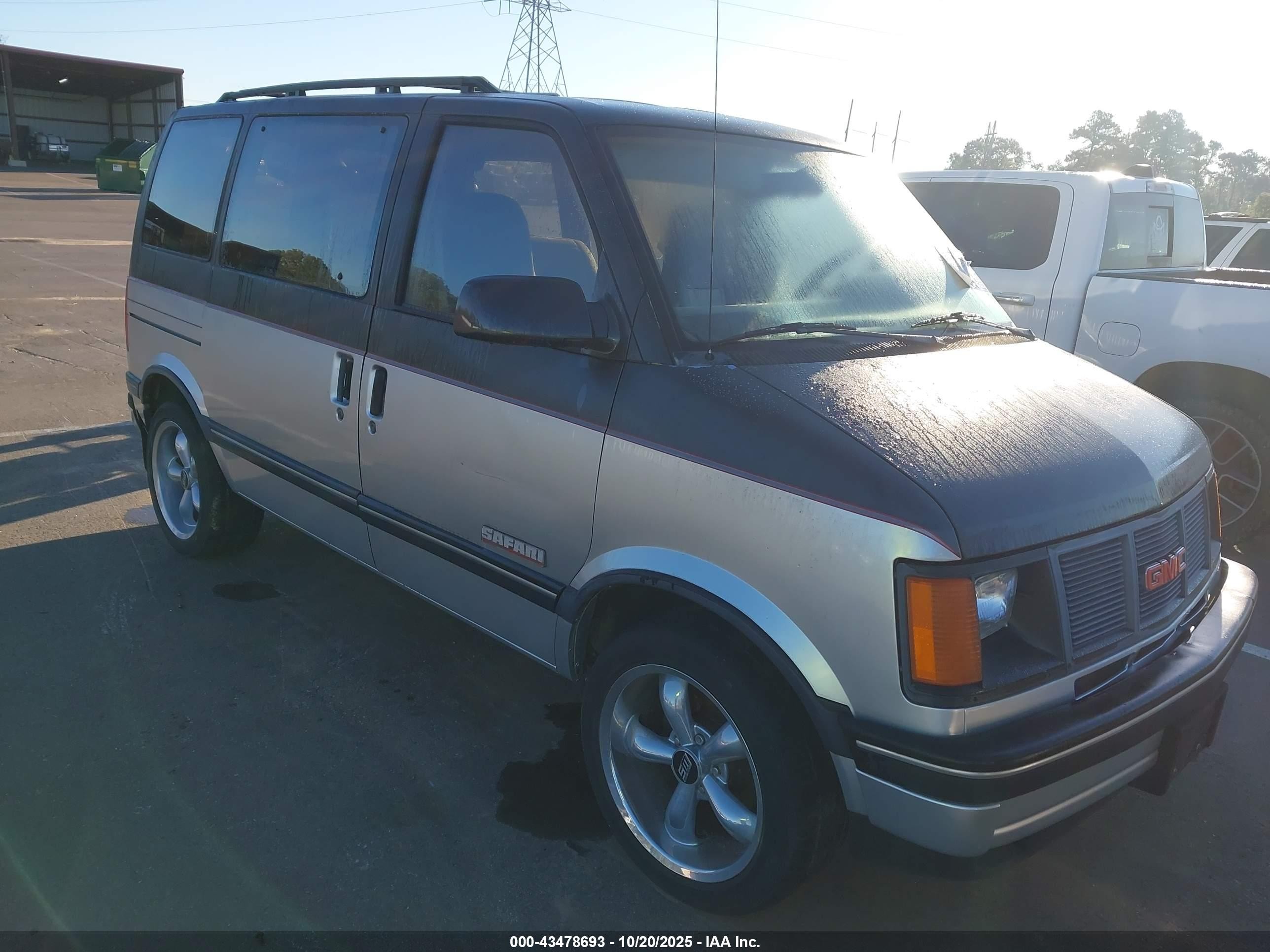 1990 GMC Safari, VIN 1GKDM15Z3LB540913 — Front end