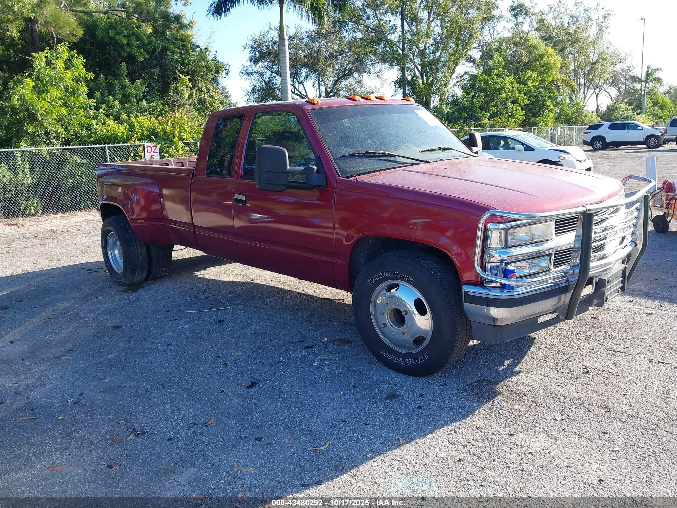 1996 Chevrolet Silverado 3500, VIN 1GBHC39F0TE239062 — Бок