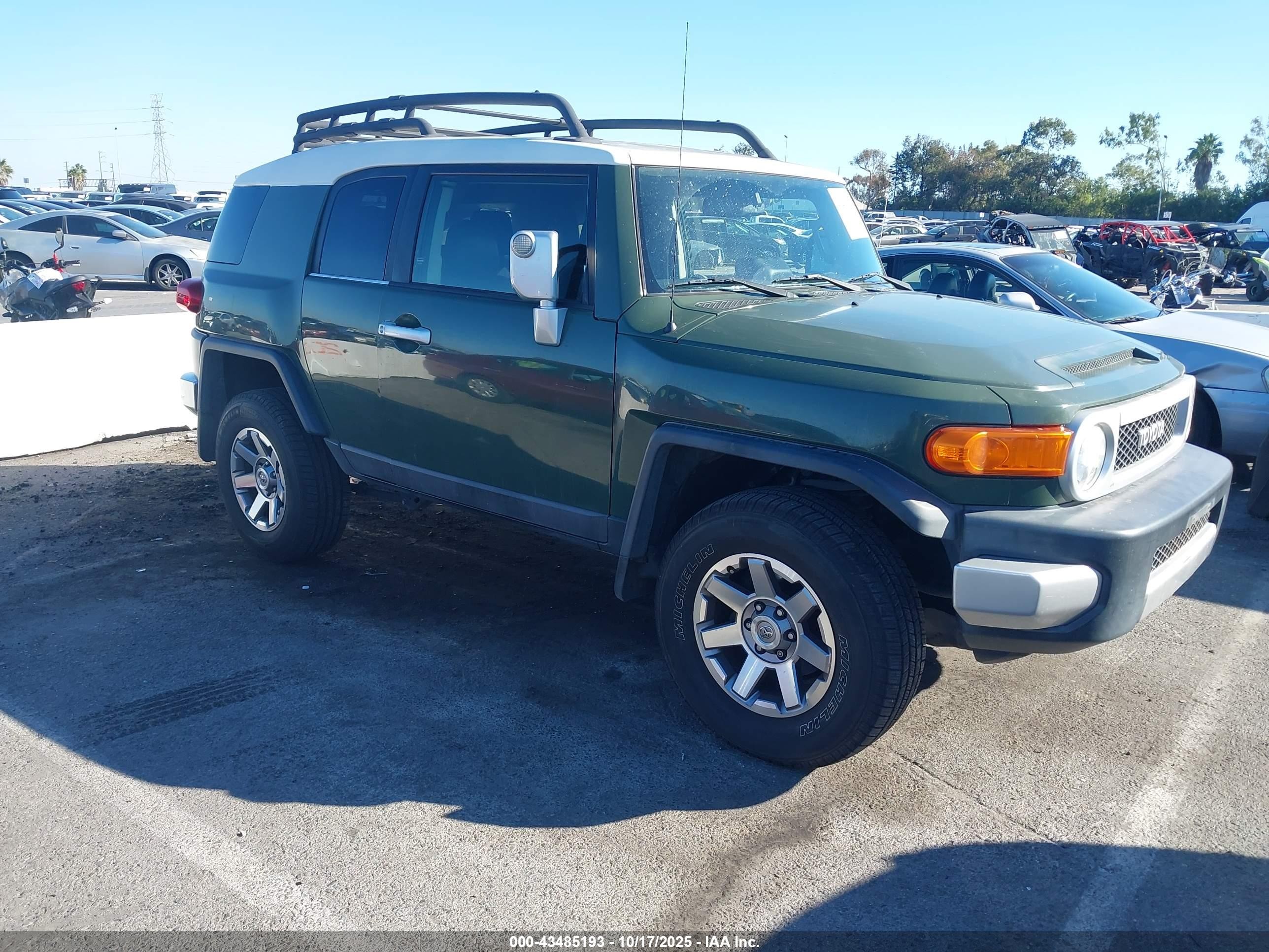 2014 Toyota FJ Cruiser, VIN JTEBU4BF2EK206577 — Side