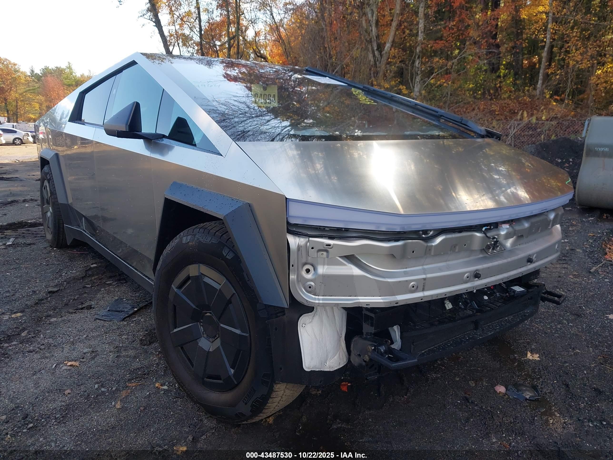 2025 Tesla Cybertruck, VIN 7G2CEHED0SA074560 — Front end