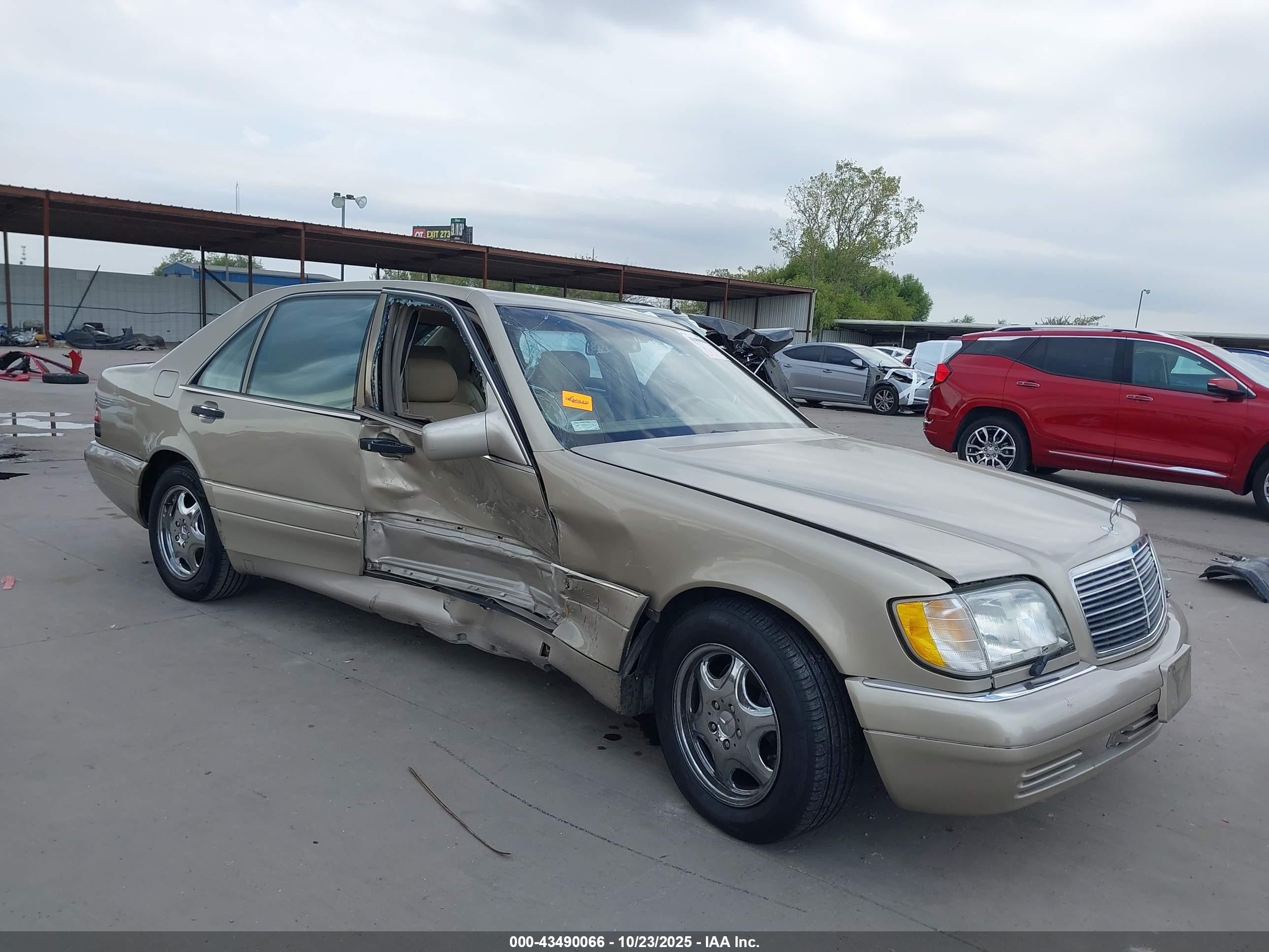 1999 Mercedes-Benz S 320/430/500, VIN WDBGA33G9XA415553 — Side