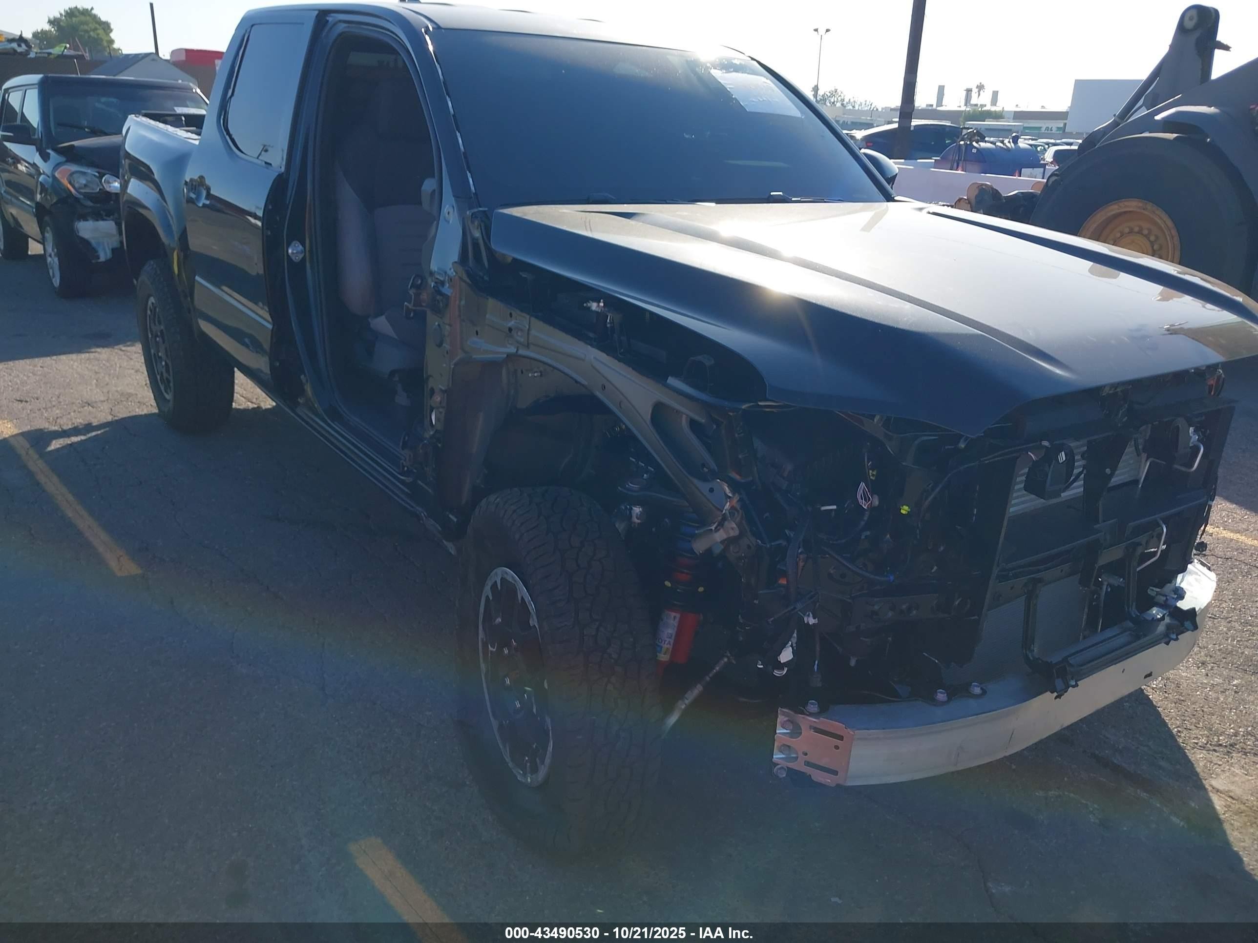 2025 Toyota Tacoma TRD Off Road, VIN 3TMLB5JN8SM182044 — Перед