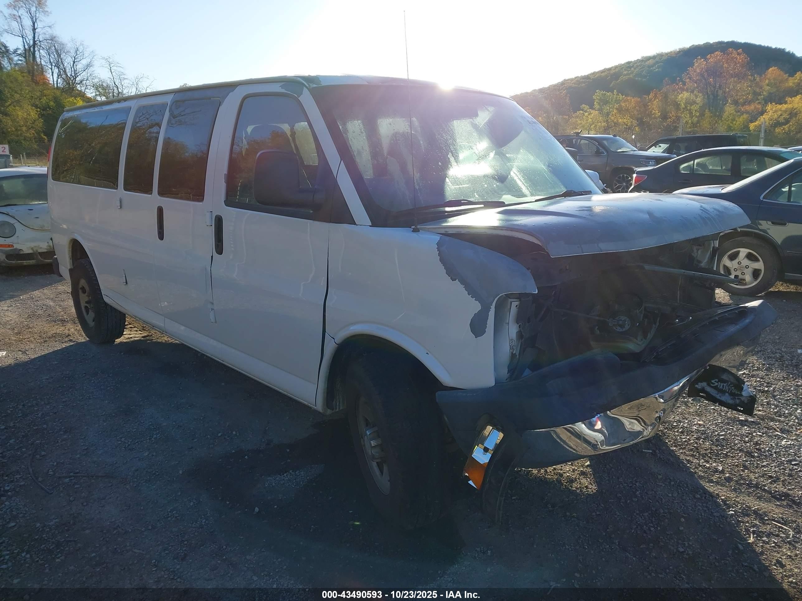 2007 Chevrolet Express Passenger, VIN 1GAHG39U571243354 — Front end