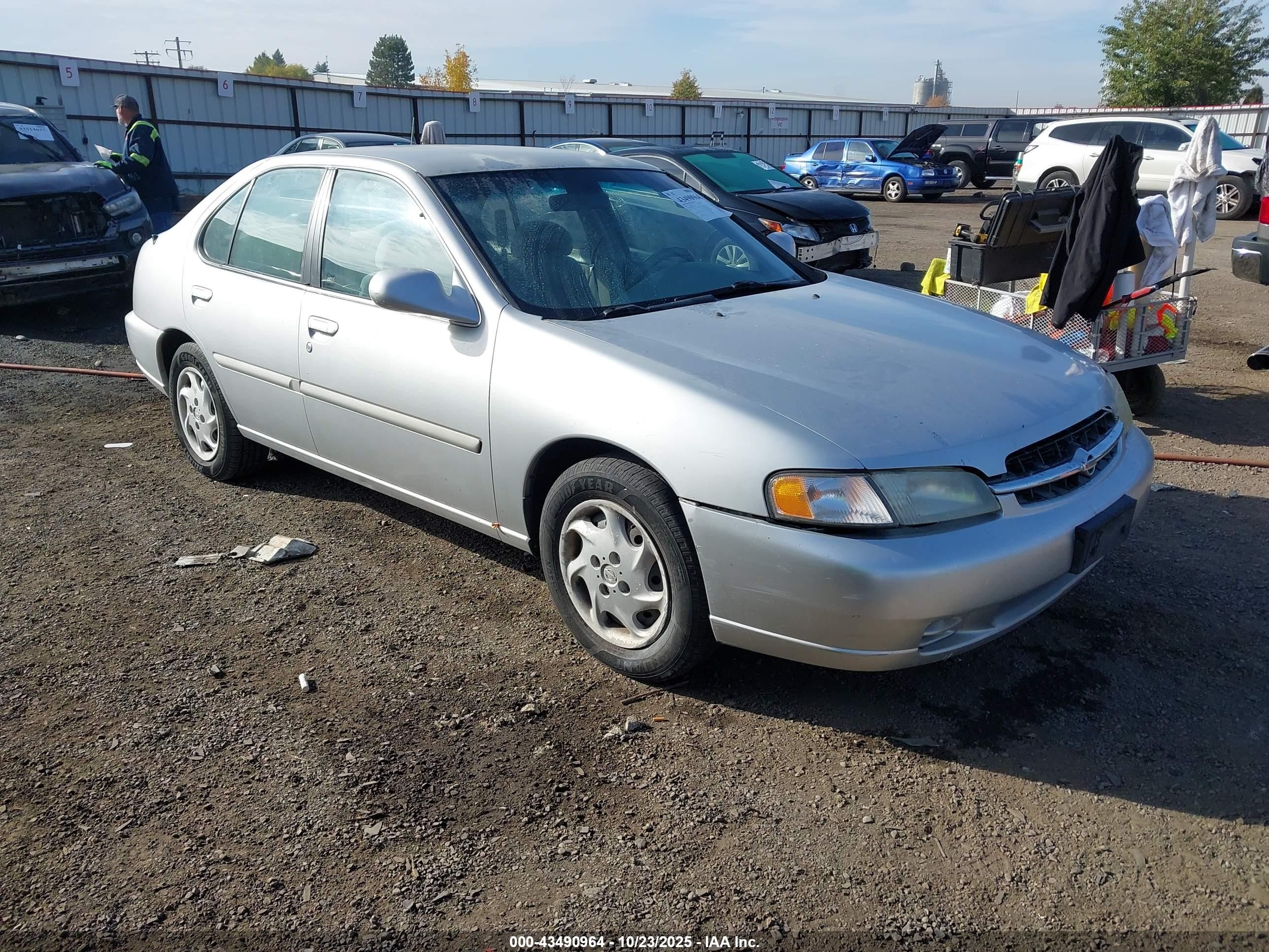 1999 Nissan Altima XE, VIN 1N4DL01D4XC126810 — Side