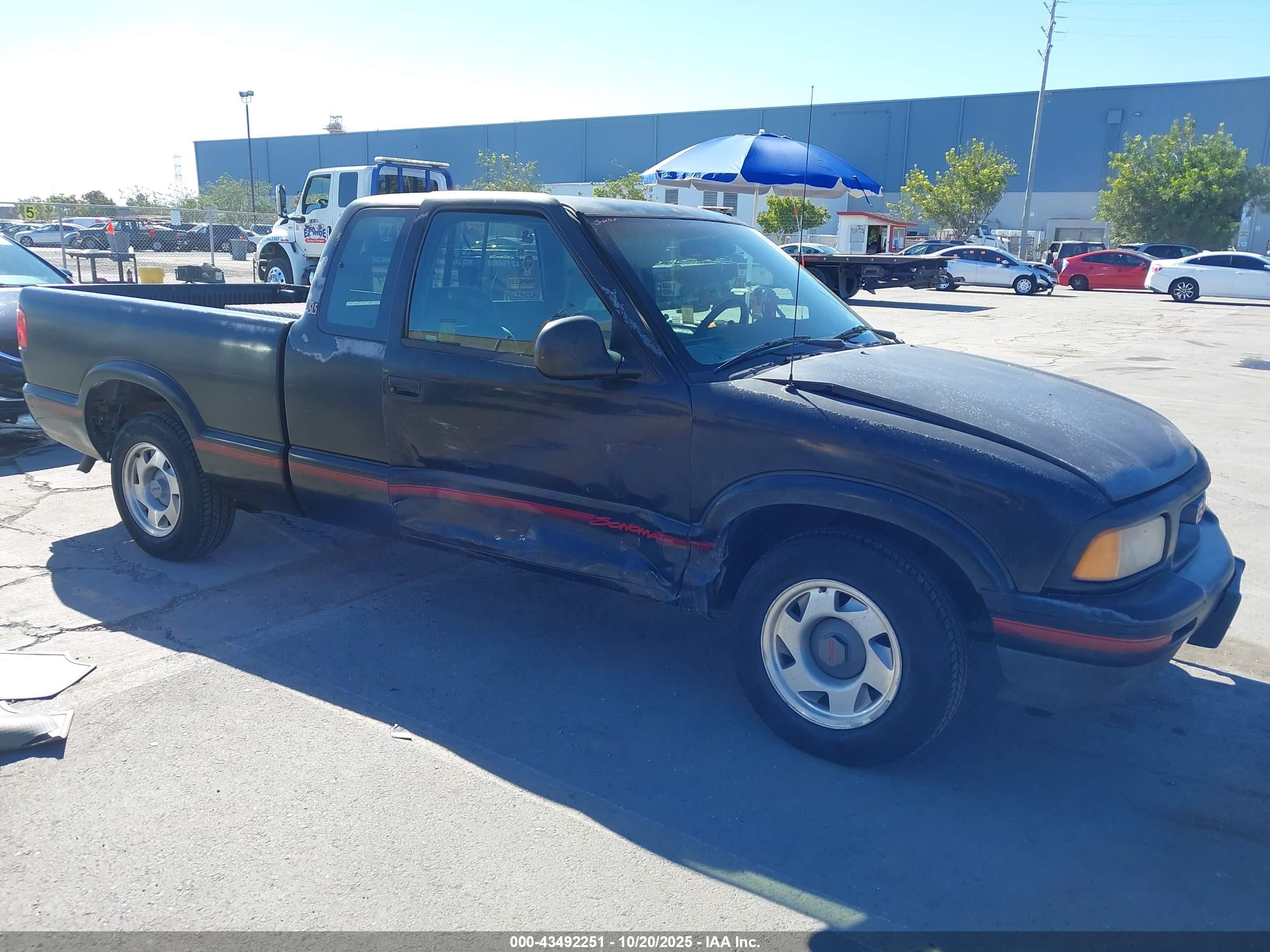 1994 GMC Sonoma SLS, VIN 1GTCS19Z4RK500355 — Side