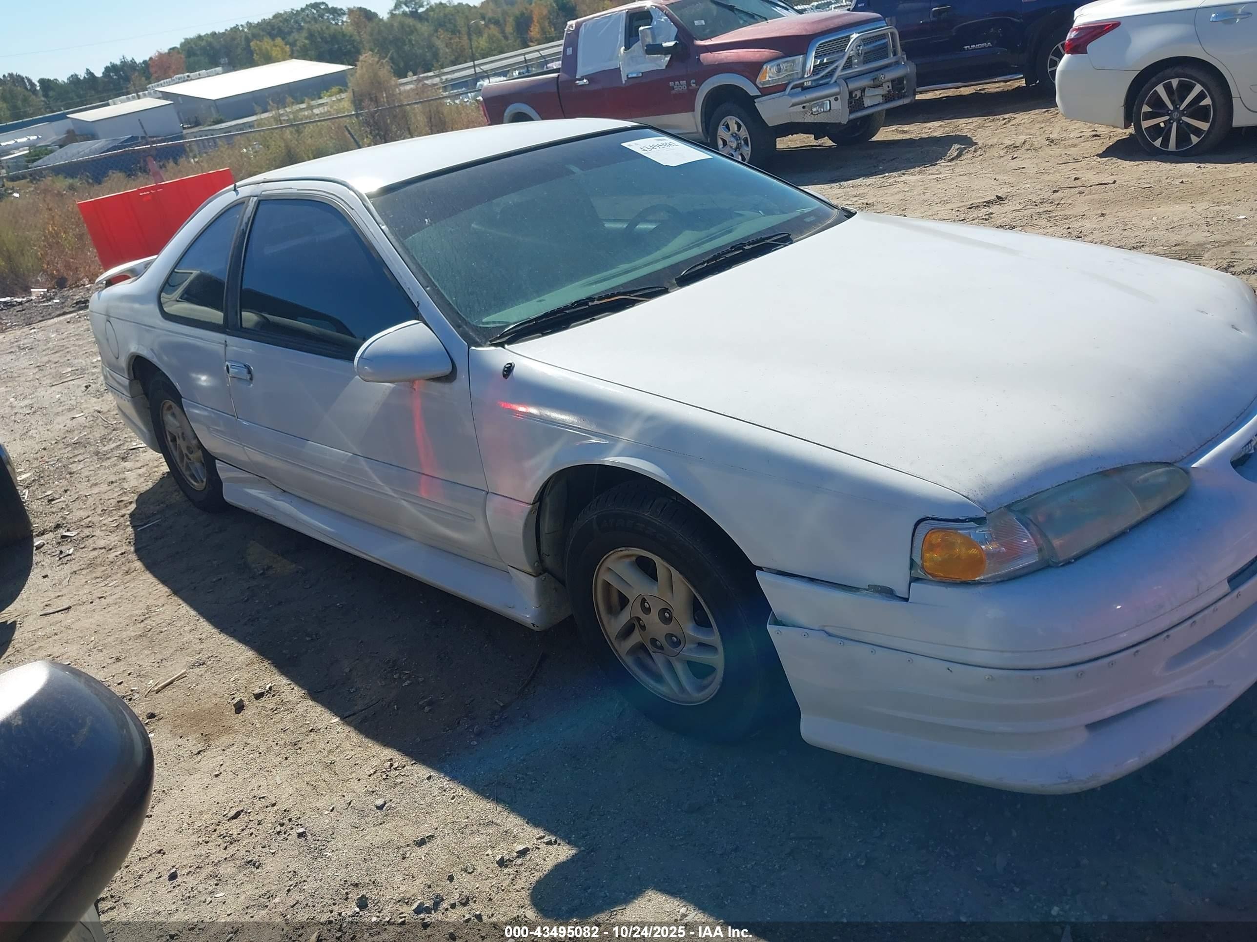 1996 Ford Thunderbird LX, VIN 1FALP62W3TH176291 — Normal wear
