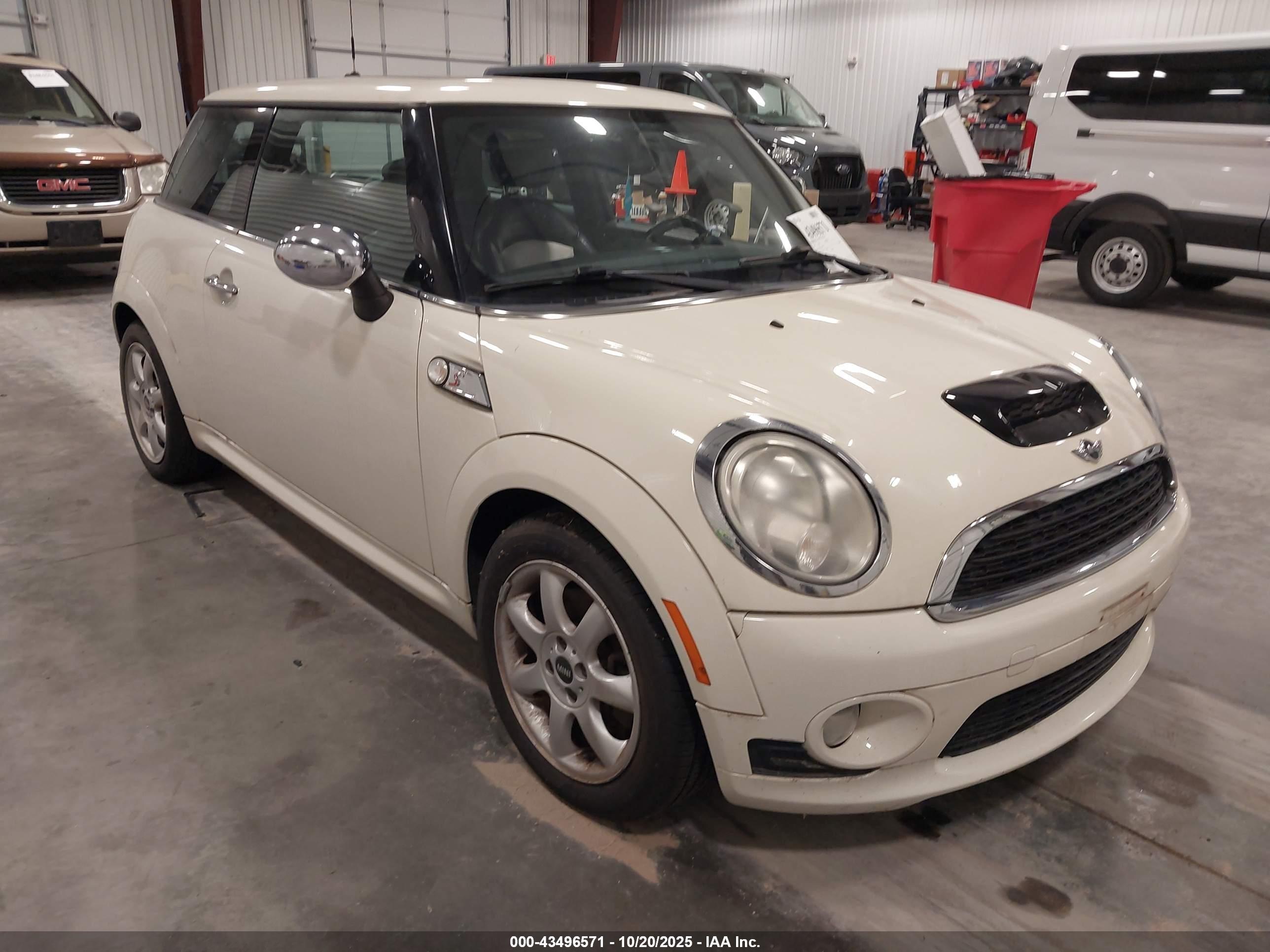 2010 MINI Hardtop S, VIN WMWMF7C56ATX44814 — Auction photo