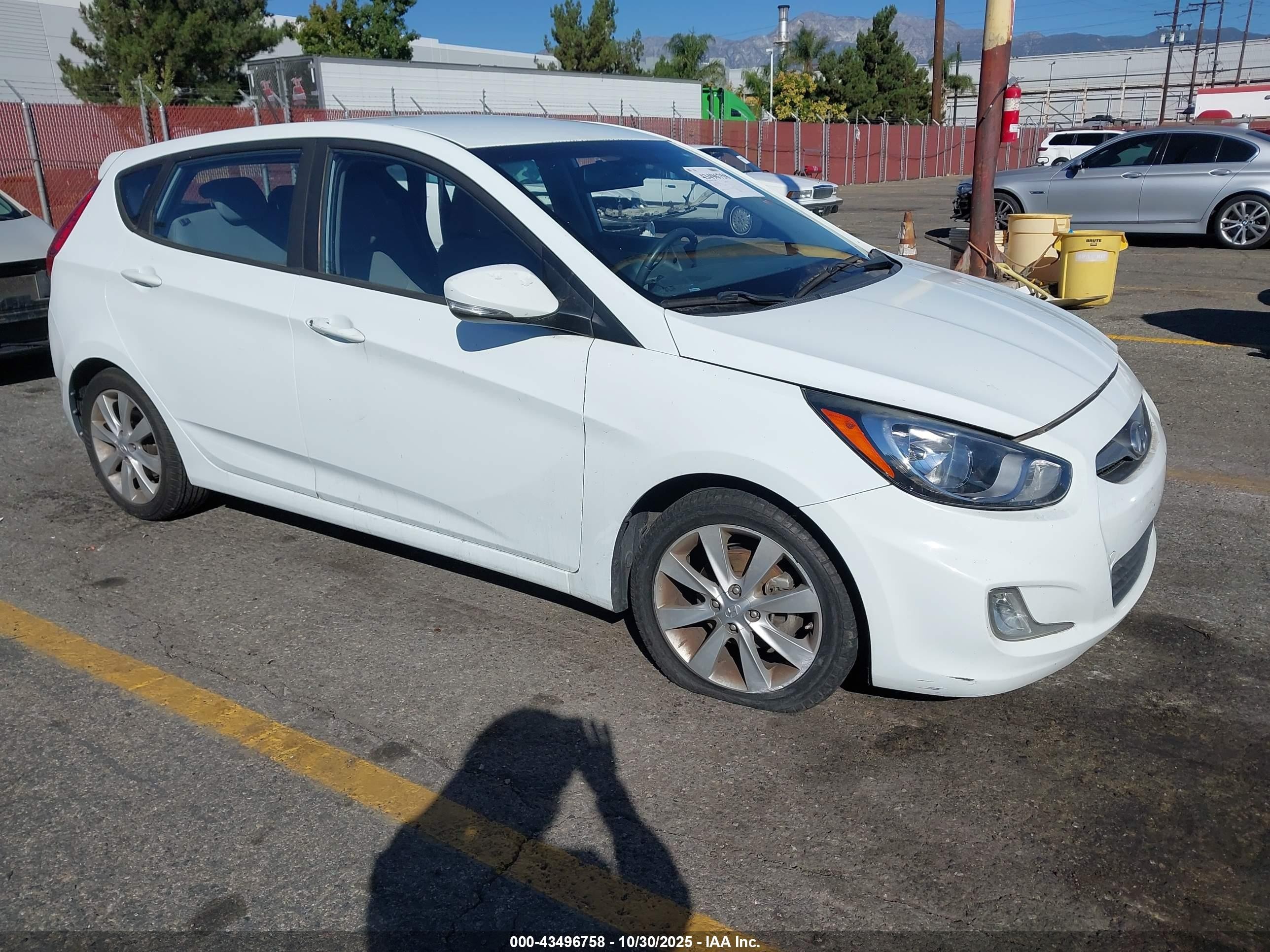 2013 Hyundai Accent SE, VIN KMHCU5AE5DU073562 — Side