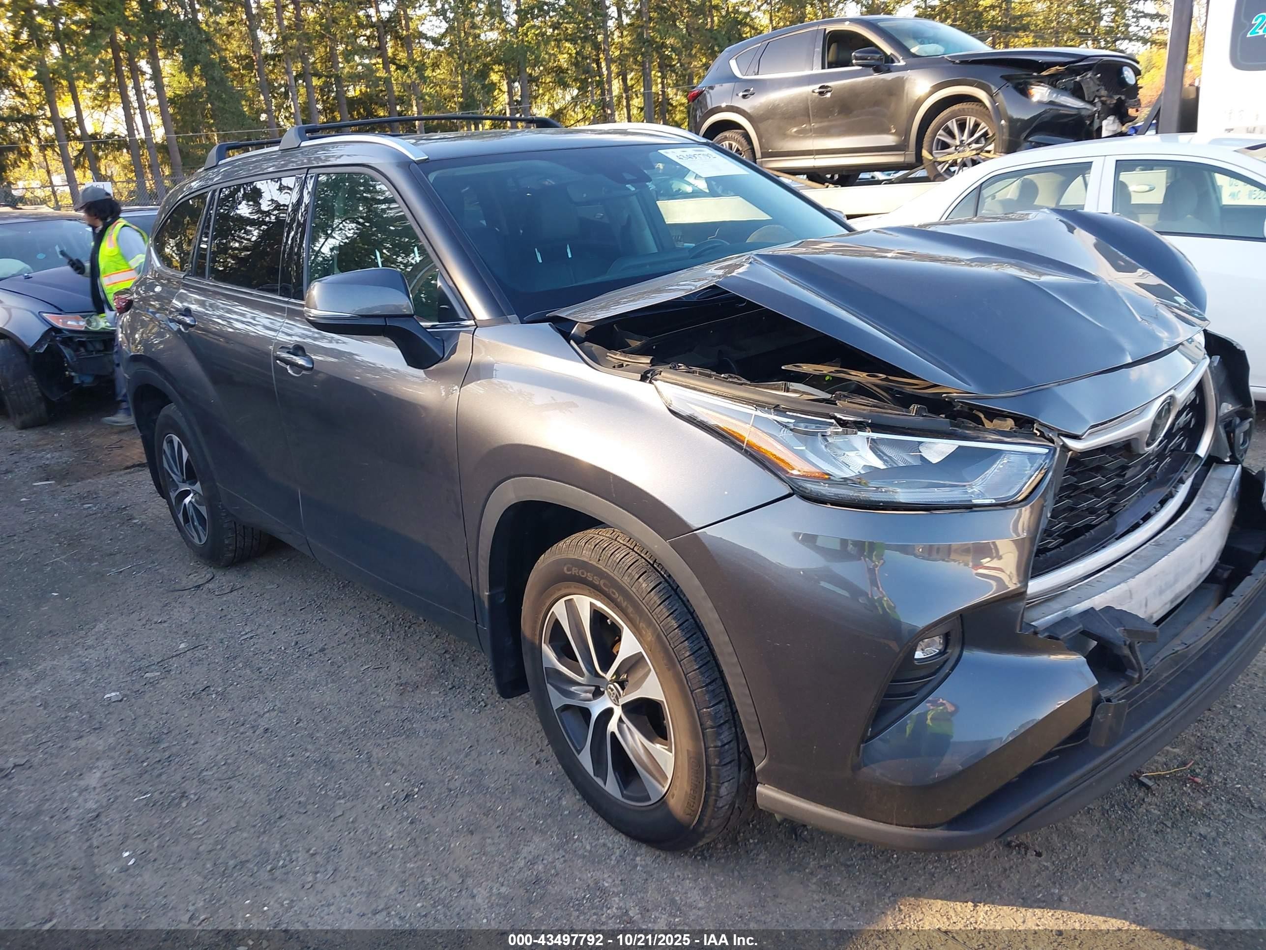 2020 Toyota Highlander XLE, VIN 5TDGZRBH6LS035915 — Front end