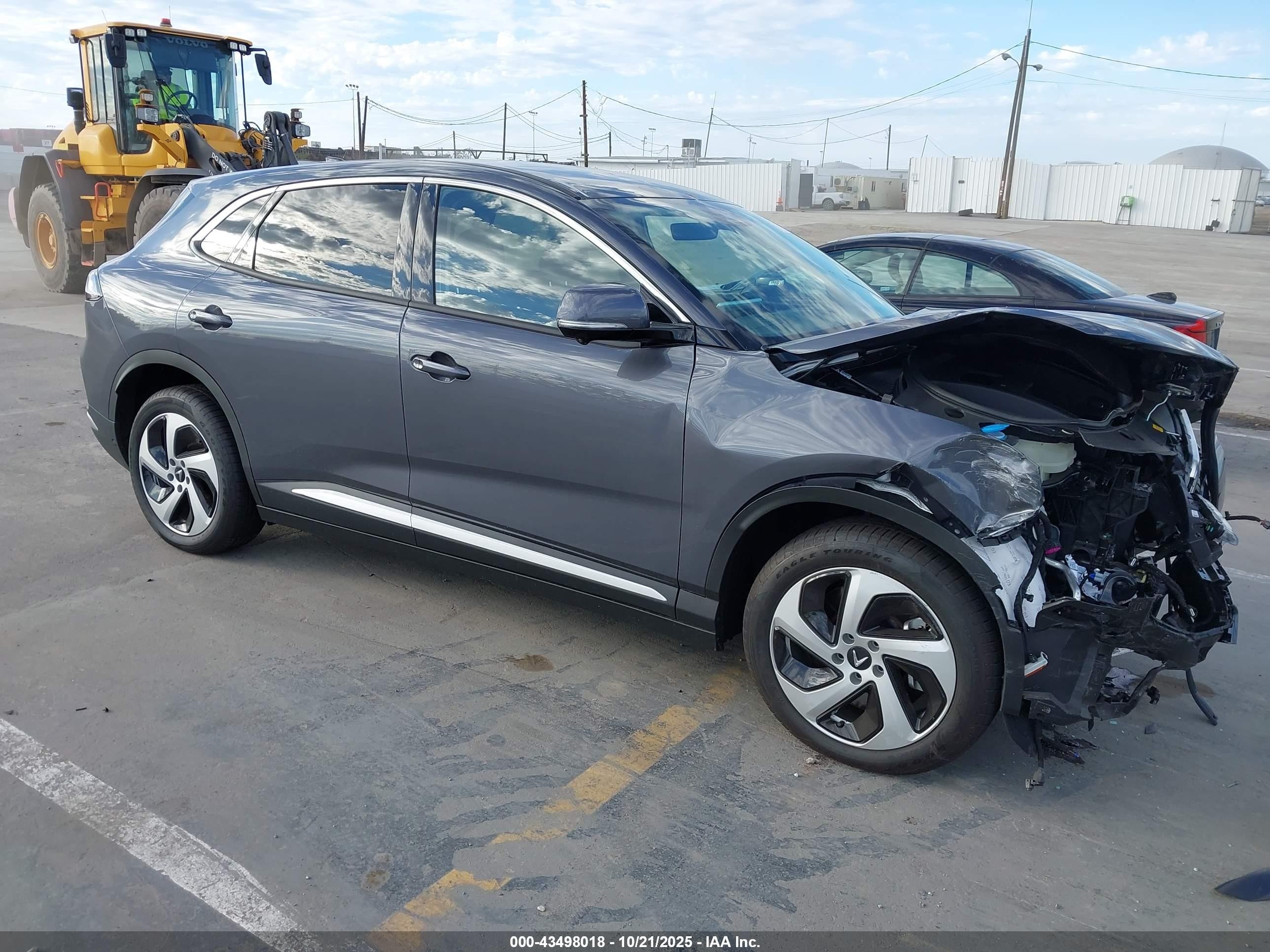 2025 VinFast VF 8 Eco, VIN RLLV1AEB9SH011740 — Front end