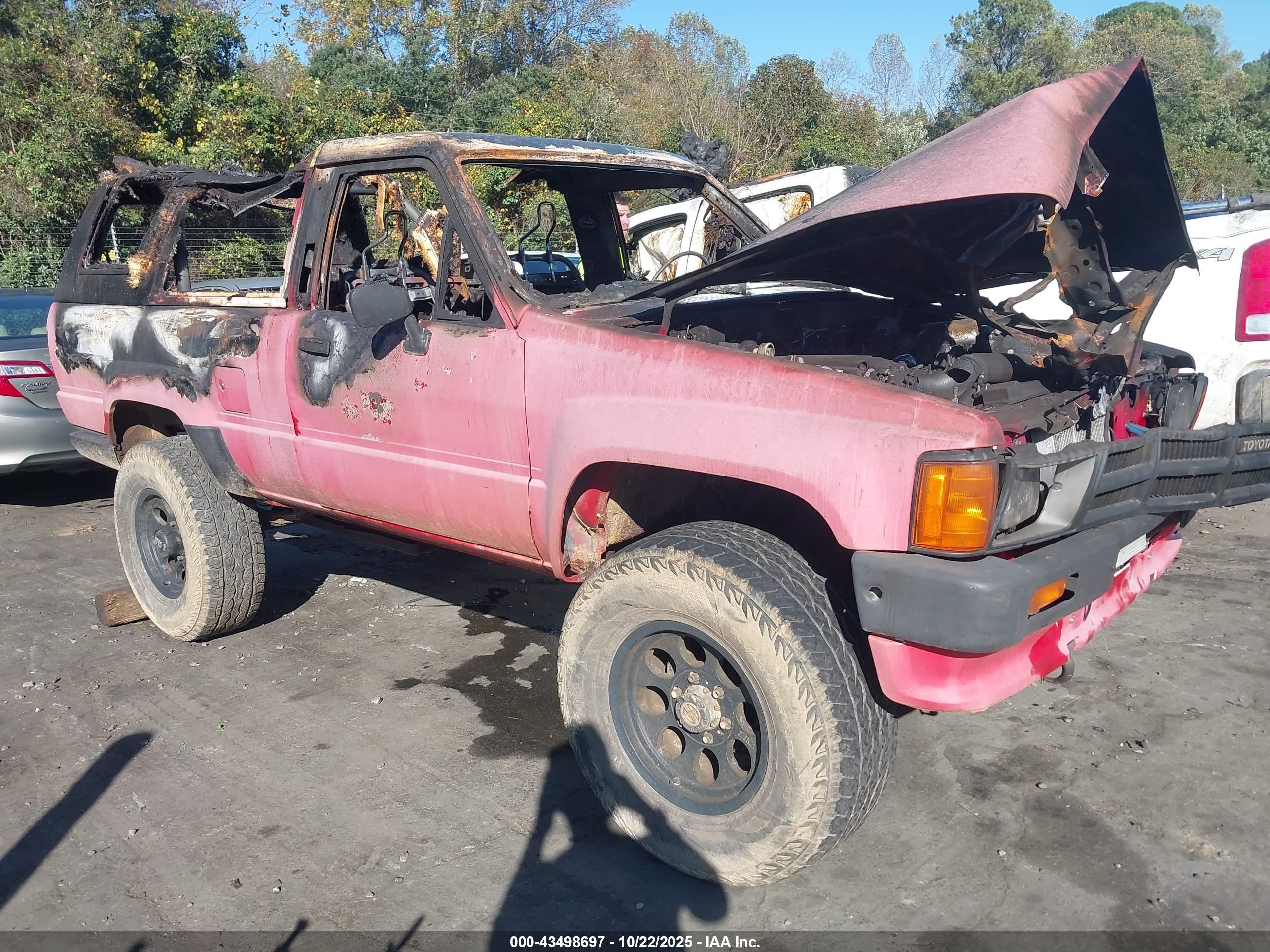 1986 Toyota 4Runner, VIN JT4RN62D2G0017047 — Engine fire