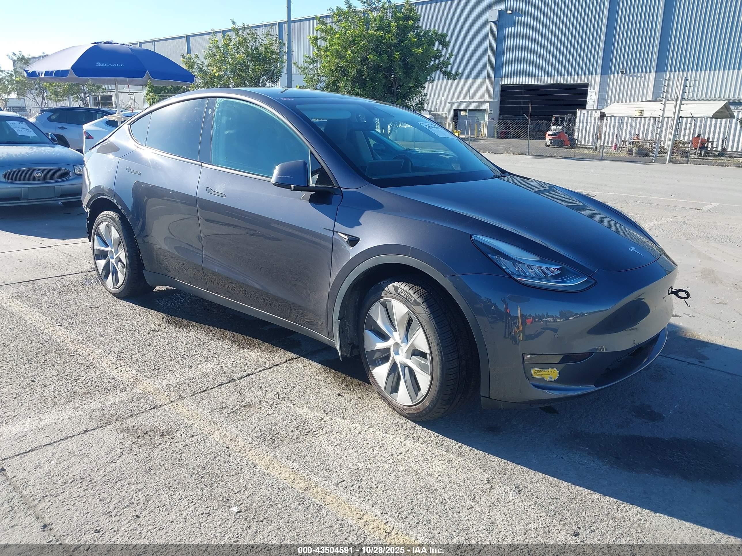 2022 Tesla Model Y Long Range, VIN 7SAYGDEE9NF337966 — Rear end