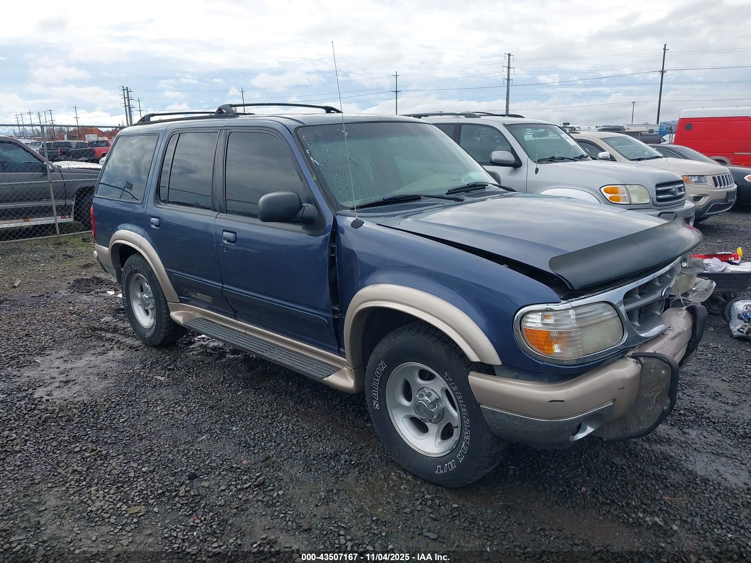 2000 Ford Explorer Eddie Bauer, VIN 1FMDU74E4YZC03951 — Front end