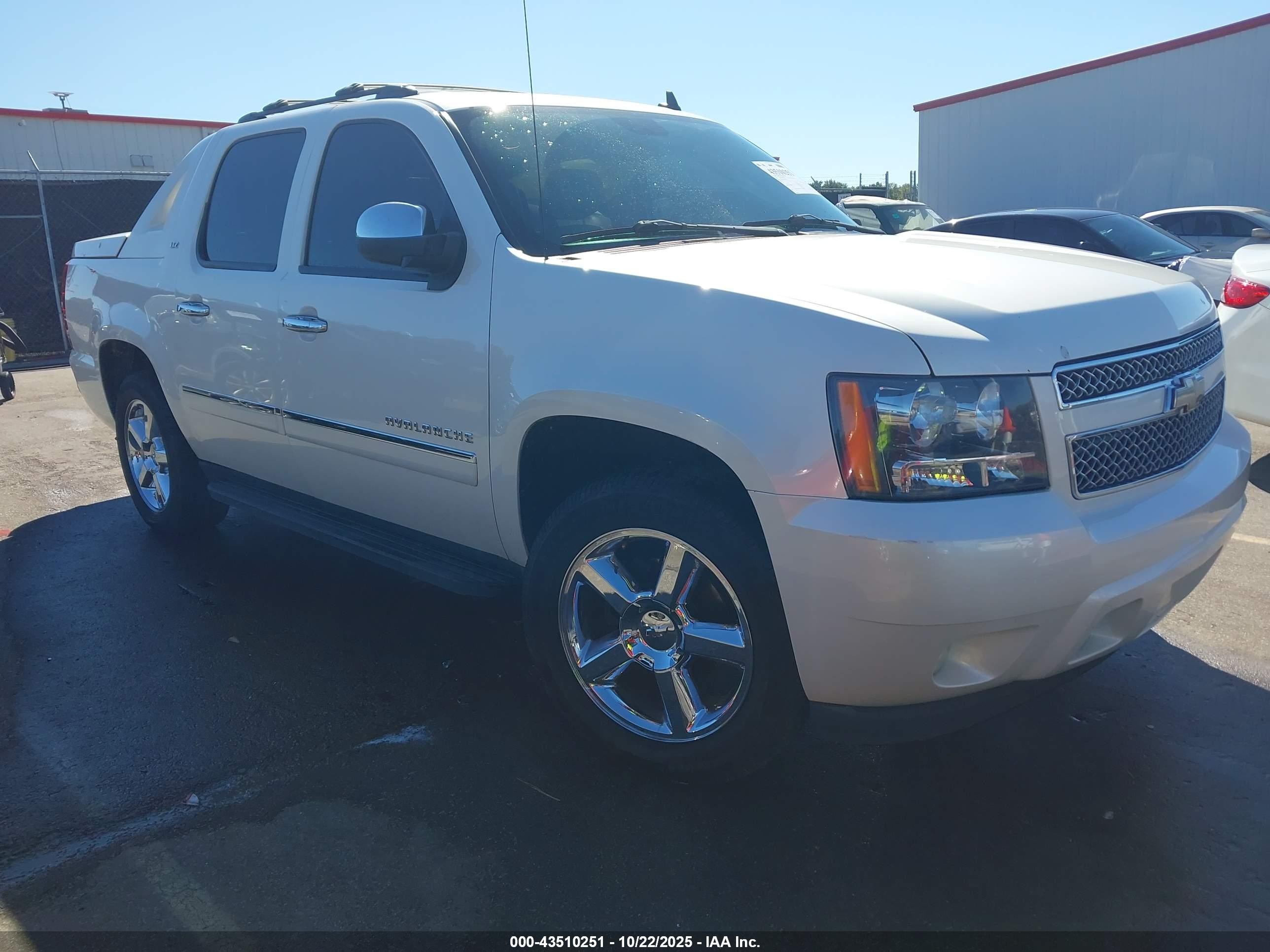 2011 Chevrolet Avalanche LTZ, VIN 3GNTKGE31BG170909 — Side