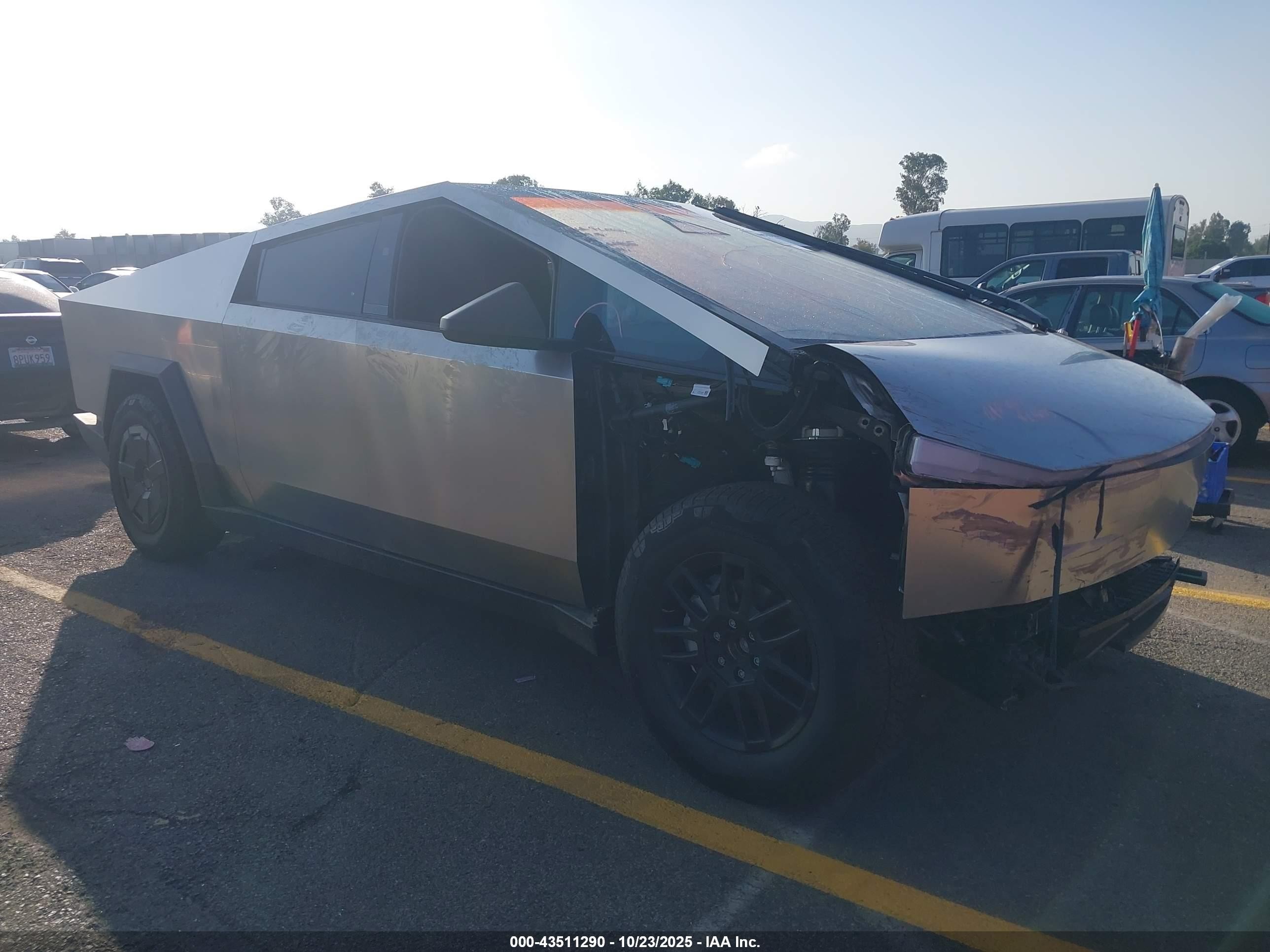 2025 Tesla Cybertruck, VIN 7G2CEHED9SA067333 — Front end