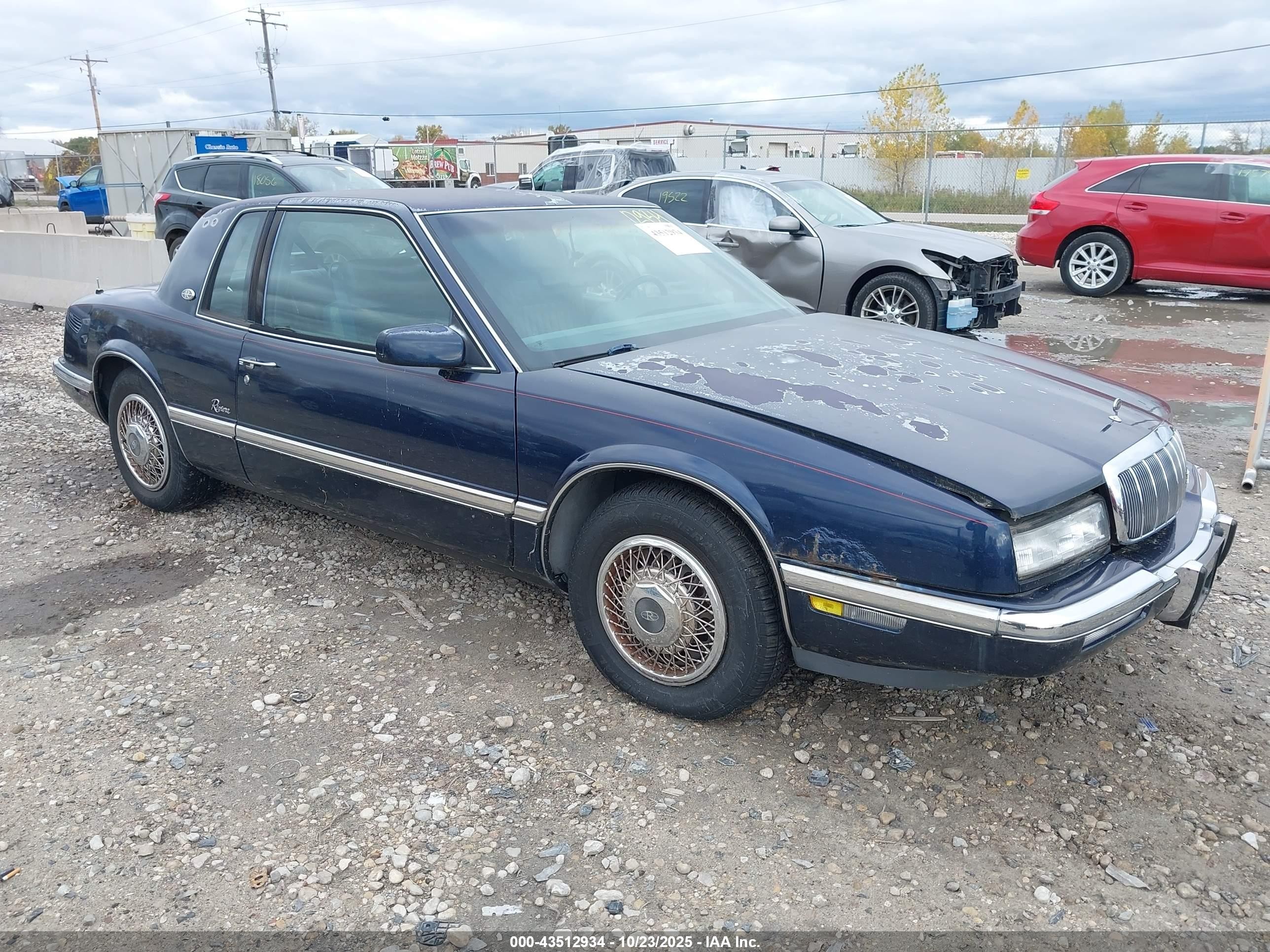 1992 Buick Riviera, VIN 1G4EZ13L3NU408365 — Front end