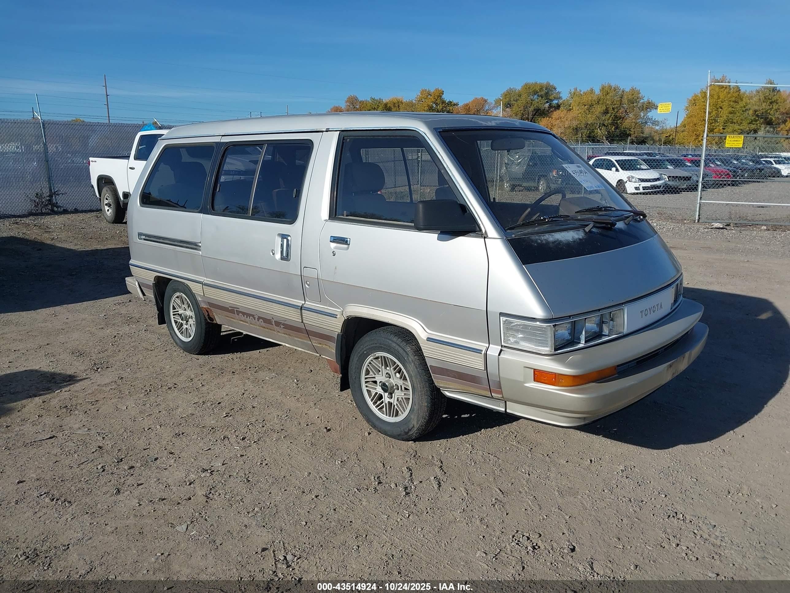 1986 Toyota Van Wagon LE, VIN JT3YR26W7G5005908 — Side