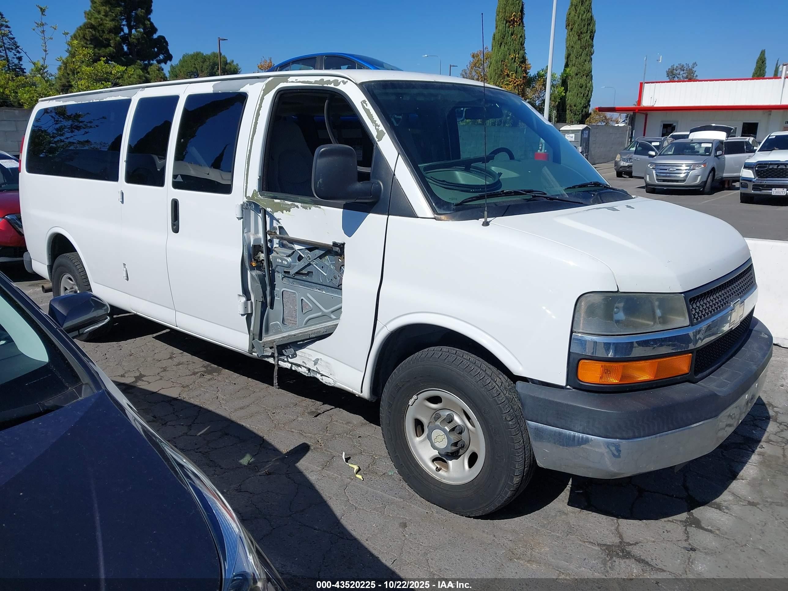 2007 Chevrolet Express Passenger, VIN 1GAHG39U071214523 — Front end