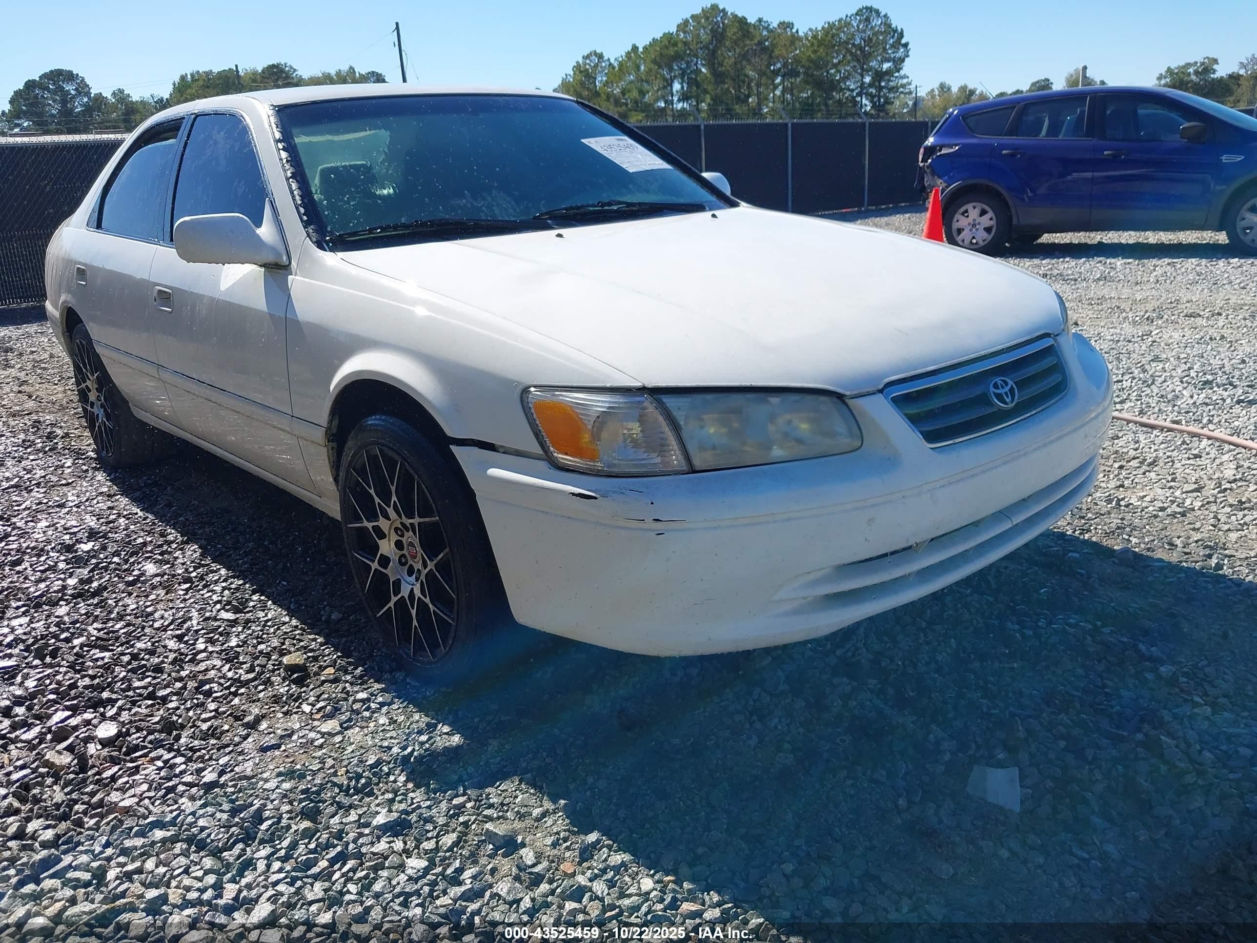 2000 Toyota Camry LE, VIN 4T1BG22K6YU954332 — Бок