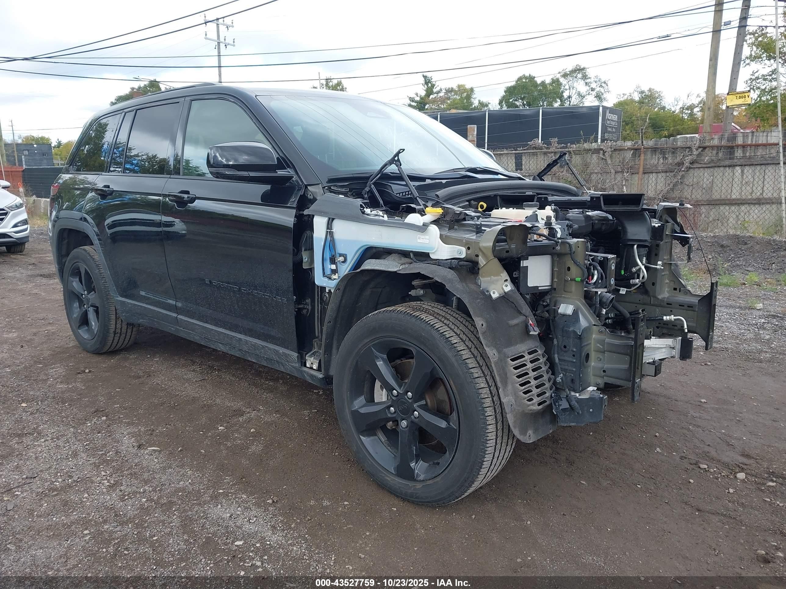 2024 Jeep Grand Cherokee Laredo, VIN 1C4RJHAG9RC680474 — Front end