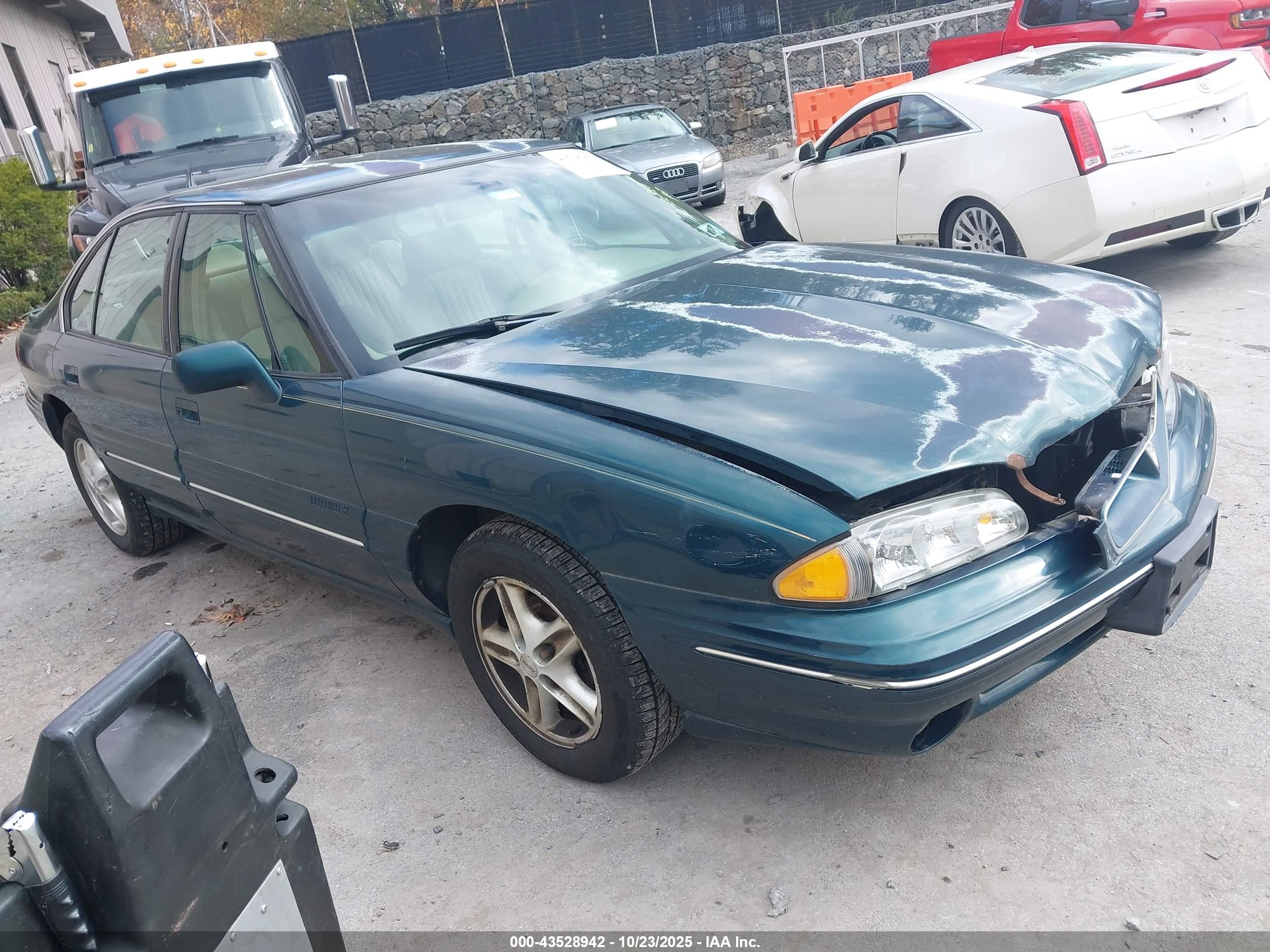 1998 Pontiac Bonneville SE, VIN 1G2HX52K2W4215167 — Front end