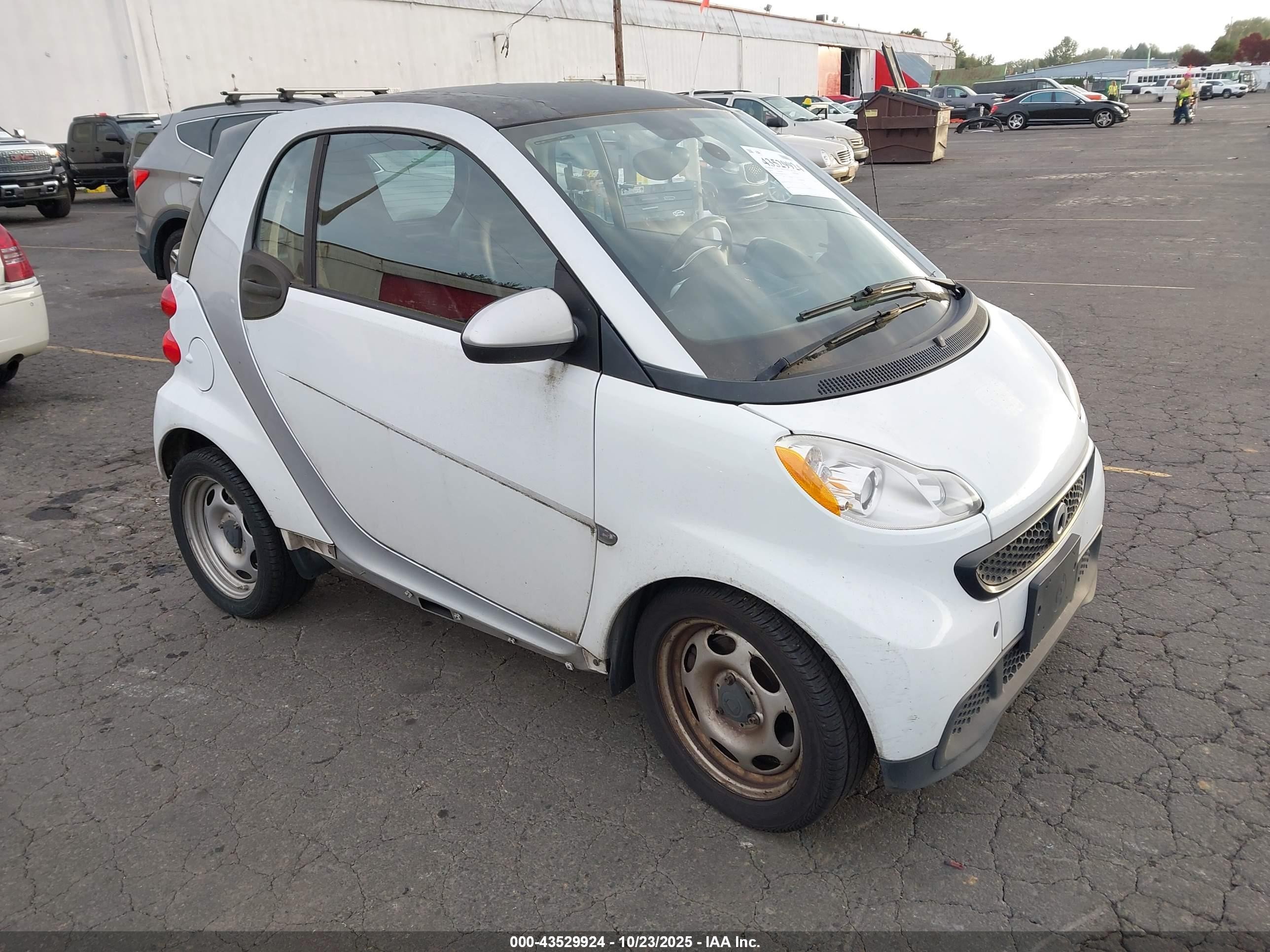 2014 Smart fortwo Pure, VIN WMEEJ3BA8EK783351 — Side