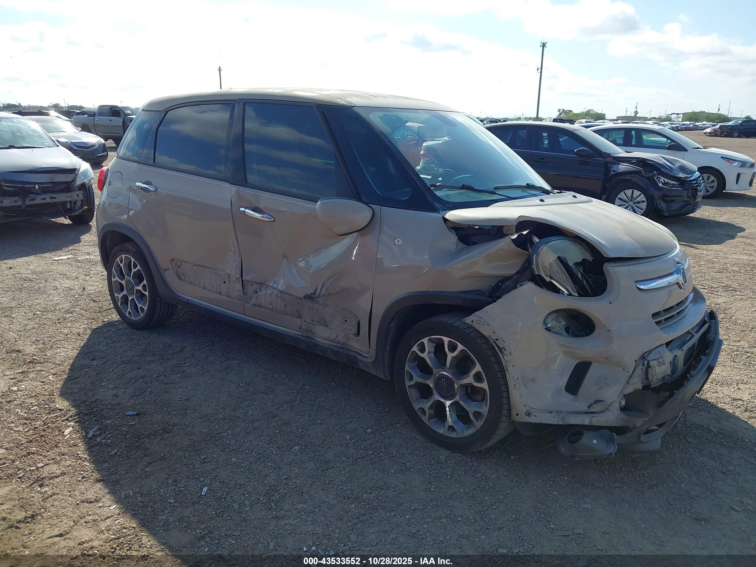 2015 FIAT 500L Urbana Trekking, VIN ZFBCFADH8FZ031800 — Front end