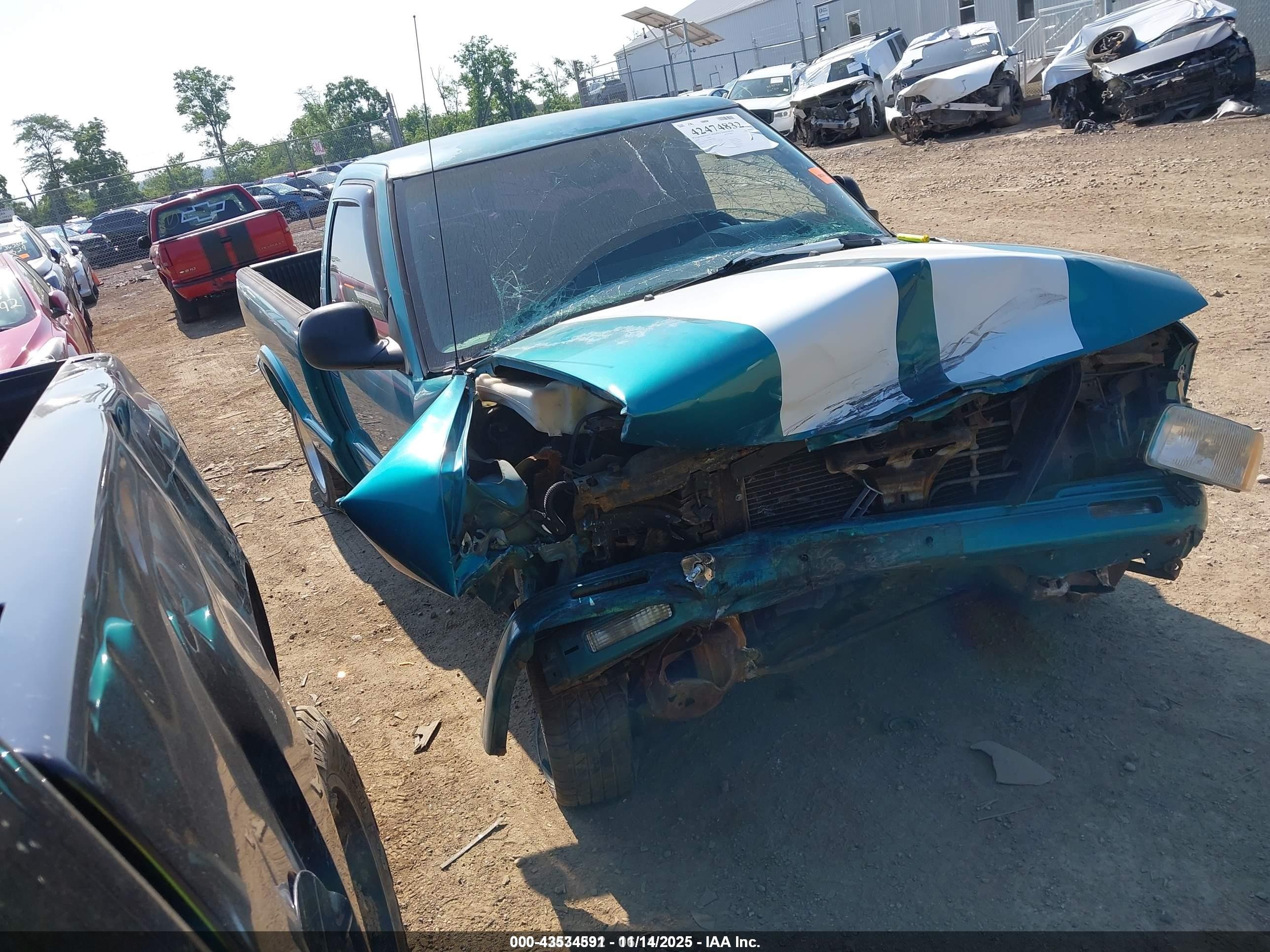 1994 GMC Sonoma, VIN 1GTCS1449R8521663 — Front end