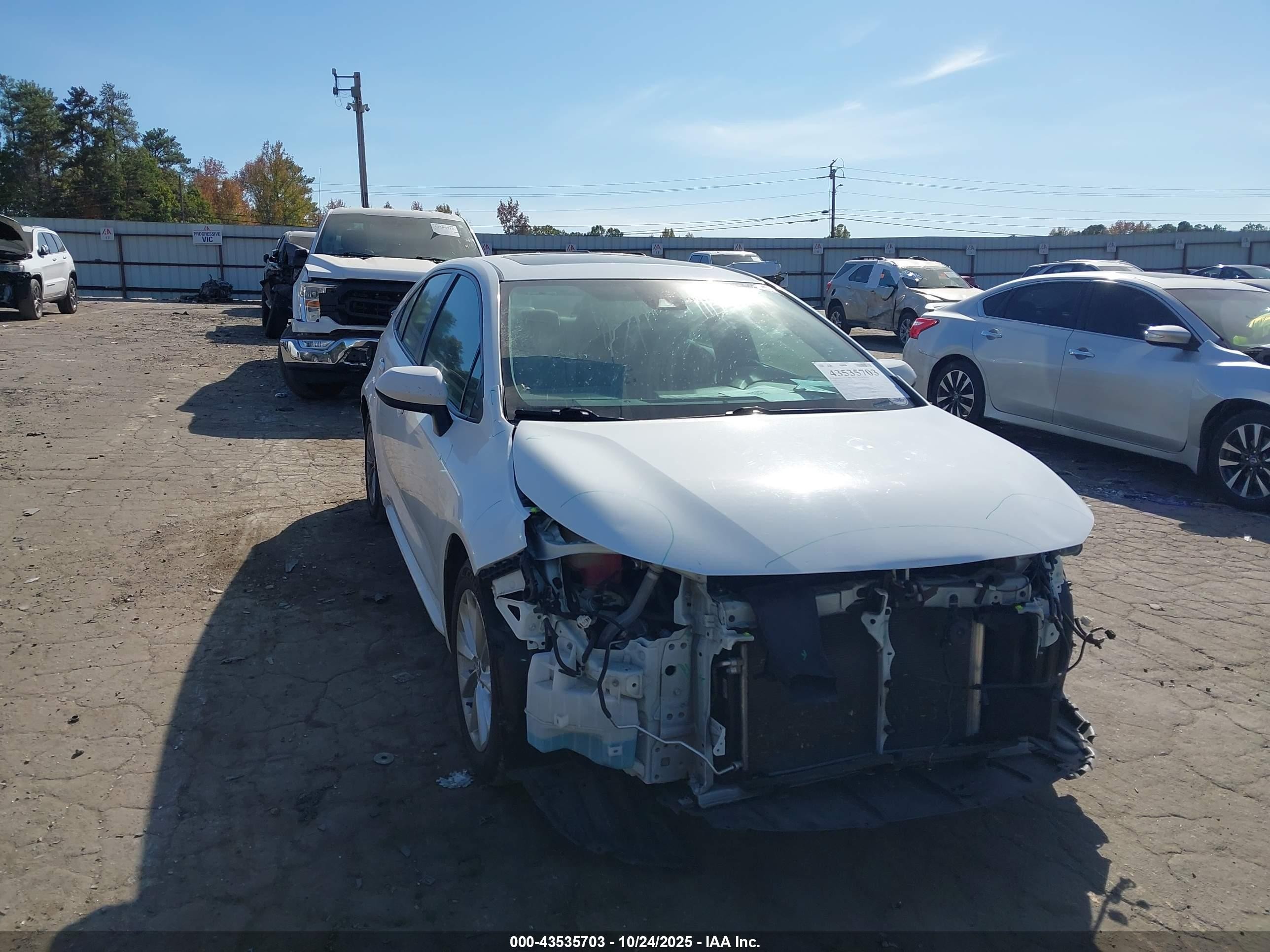 2020 Toyota Corolla LE, VIN 5YFHPRAE0LP010177 — Перед