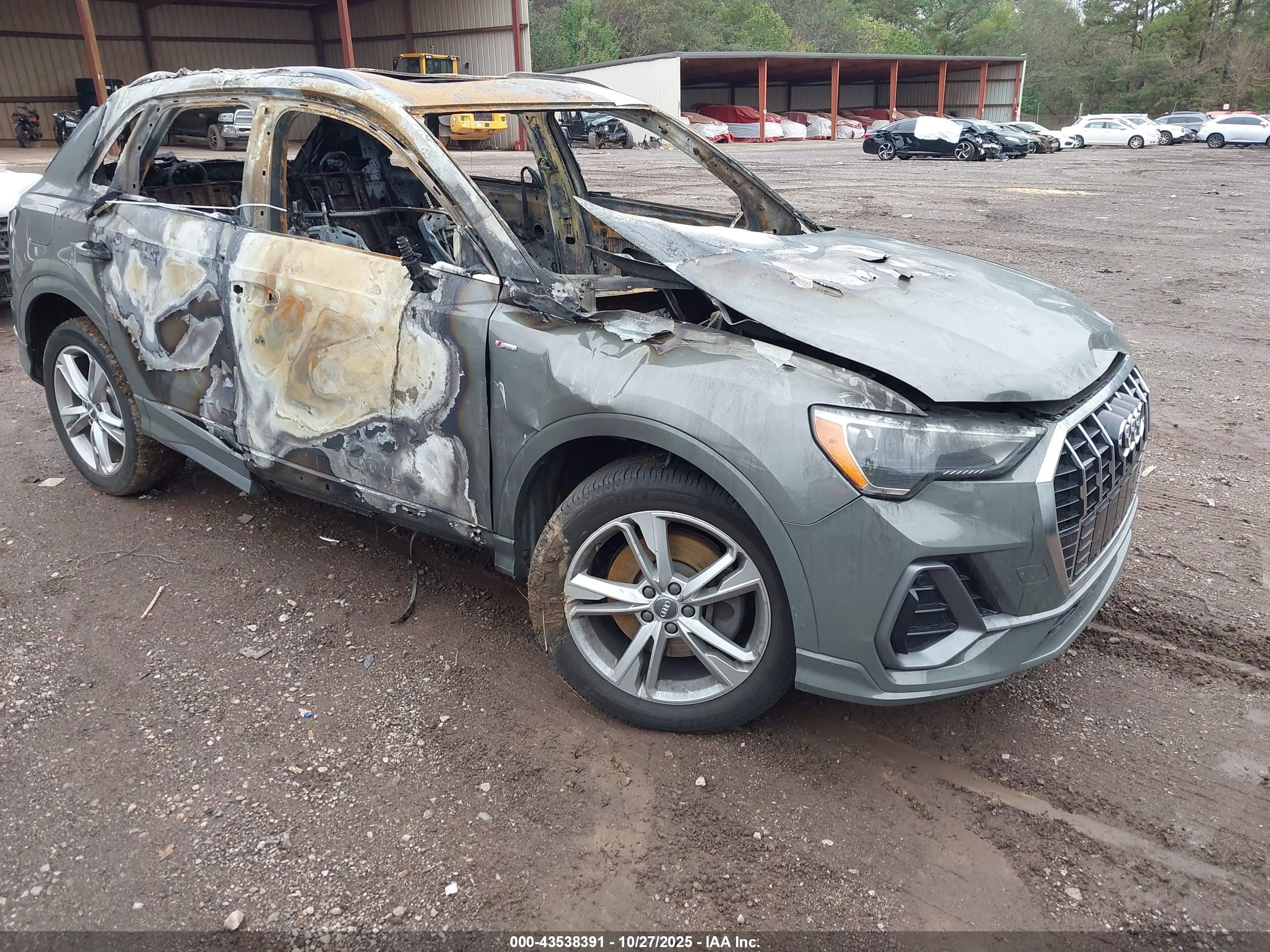 2020 Audi Q3 S line Premium, VIN WA1DECF39L1058414 — Пожар в салоне