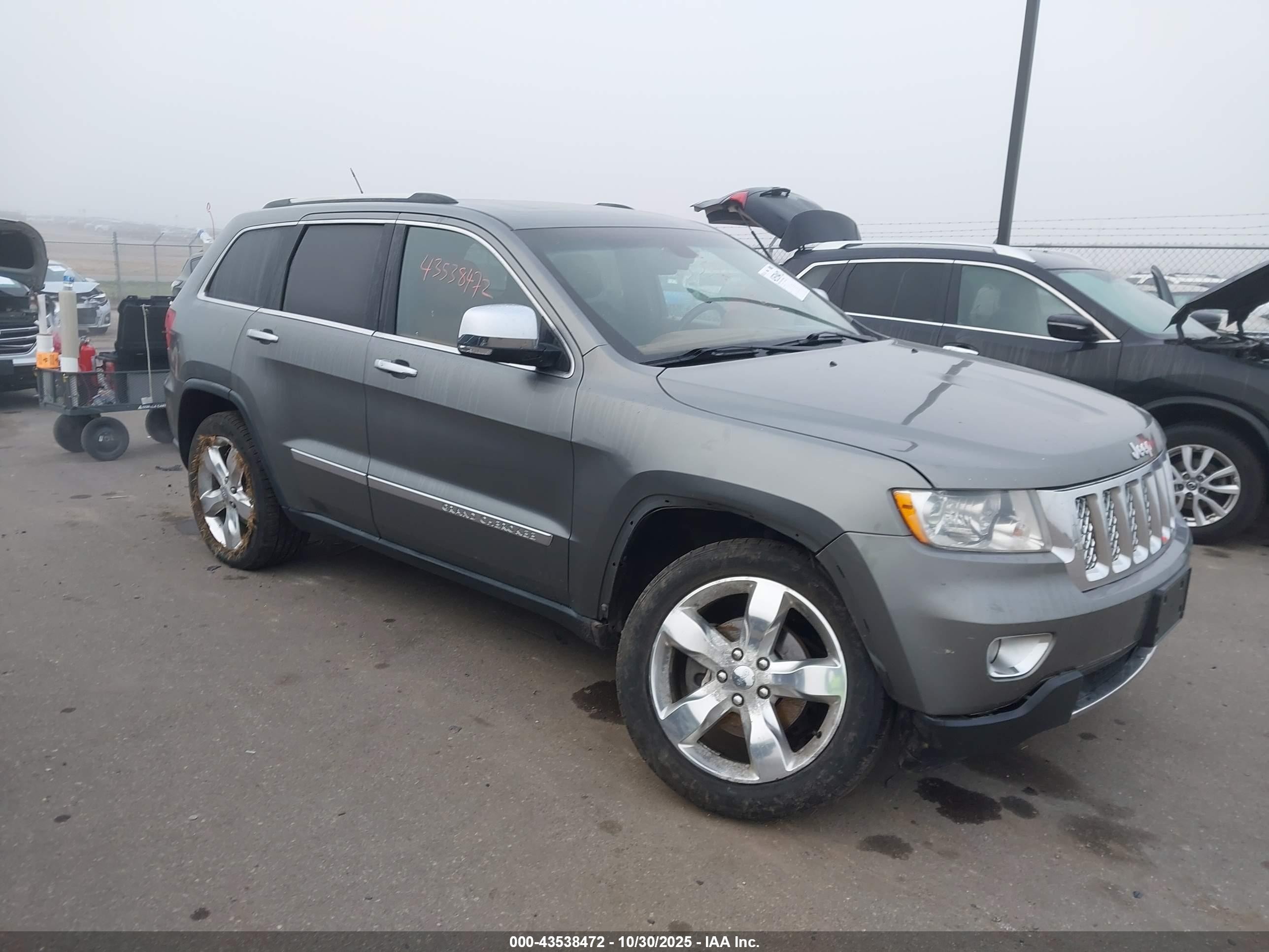 2011 Jeep Grand Cherokee Overland, VIN 1J4RR6GG6BC715623 — Front end