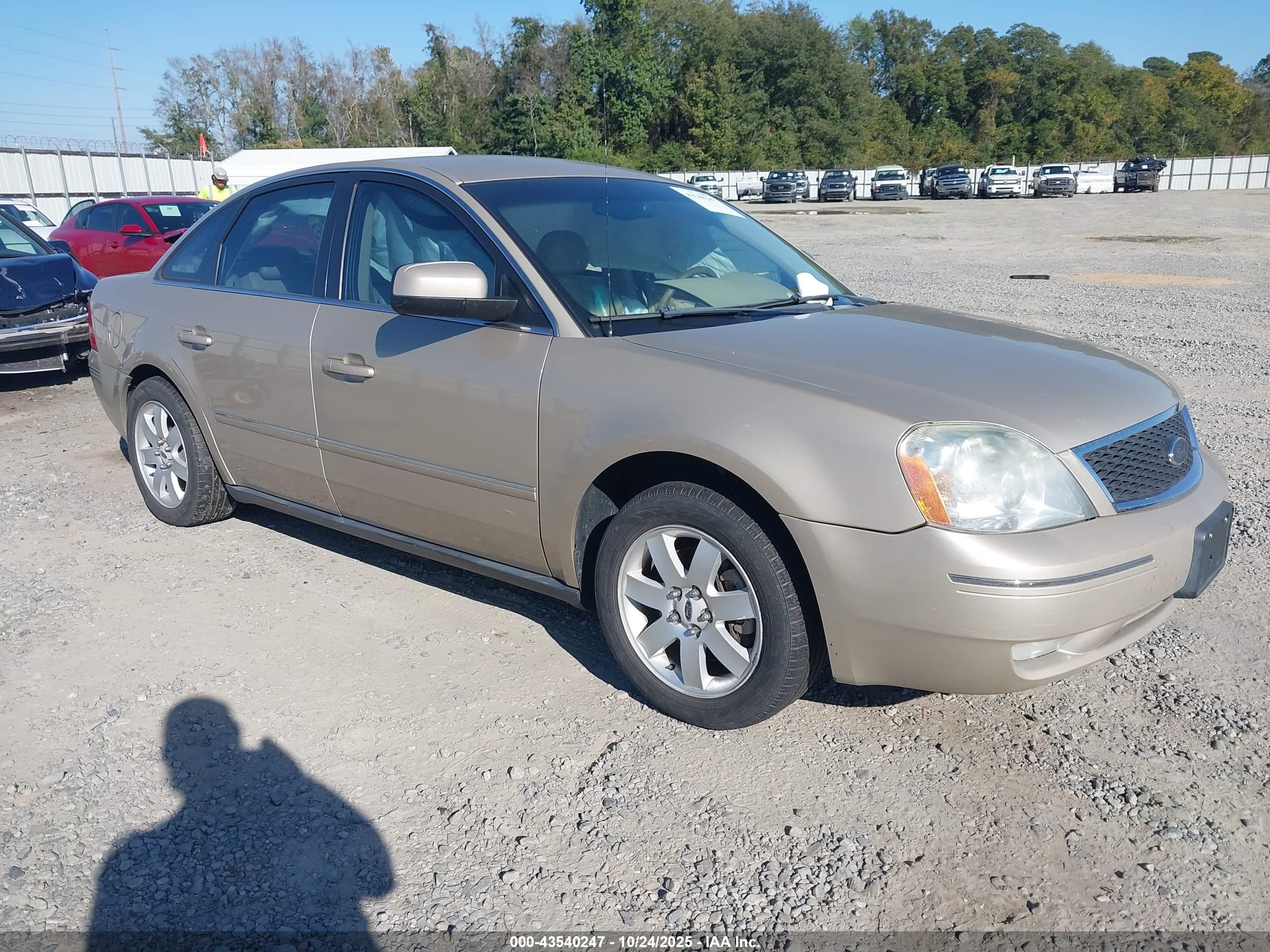 2005 Ford Five Hundred SEL, VIN 1FAHP24195G105475 — Side