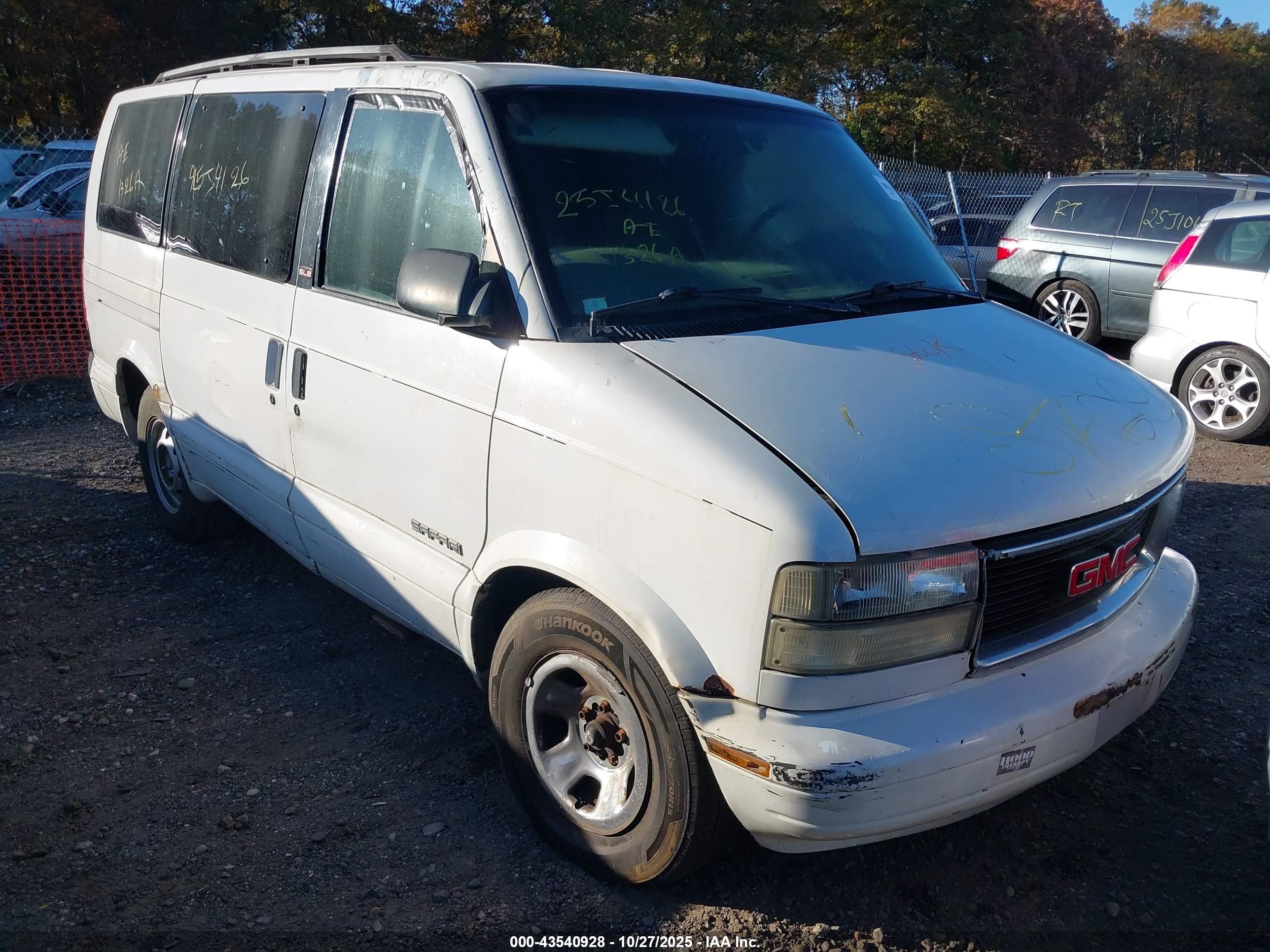 2001 GMC Safari, VIN 1GKDM19W91B518377 — Side