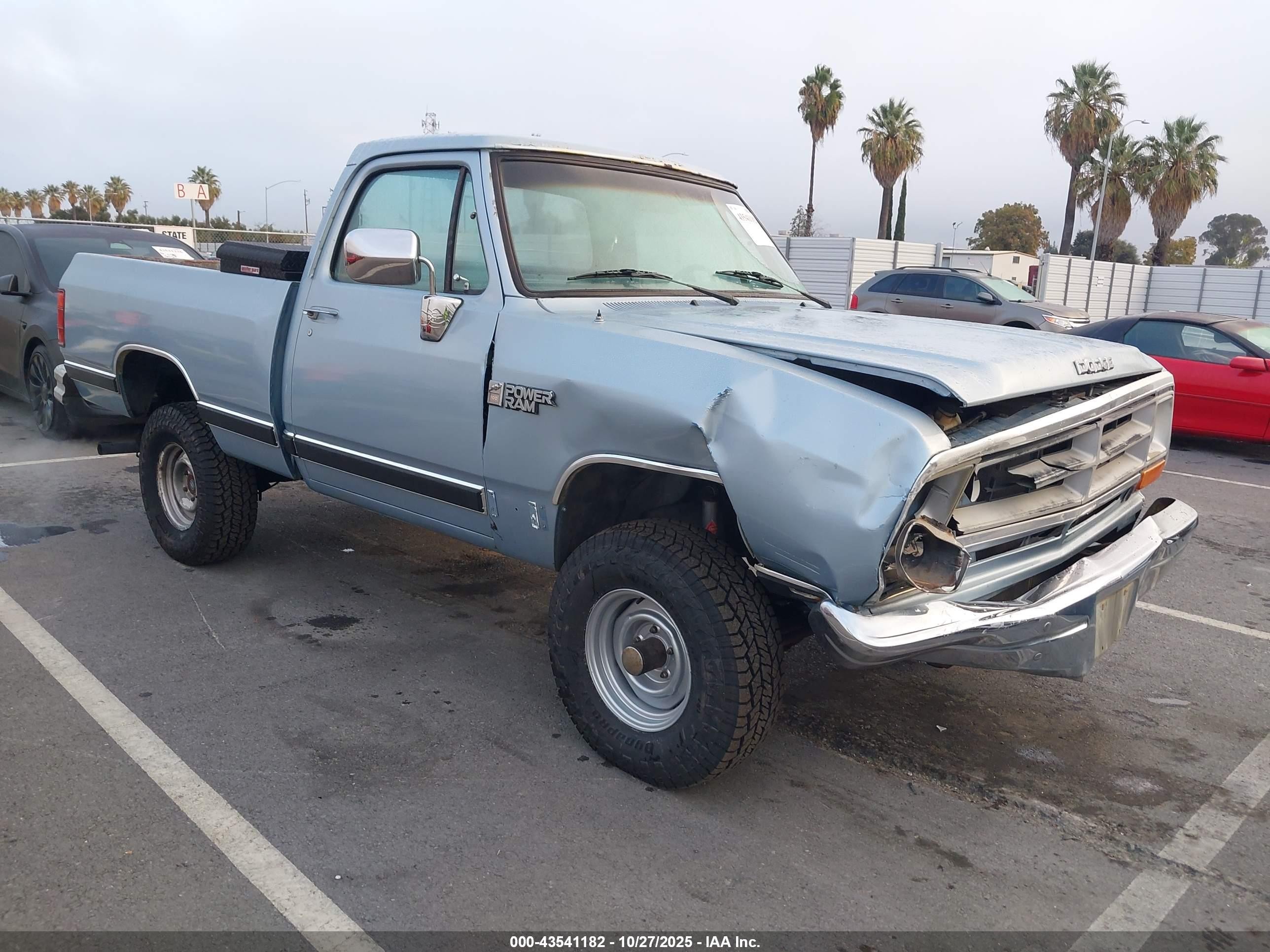 1988 Dodge W SERIES, VIN 1B7HW04Y4JS649002 — Front end