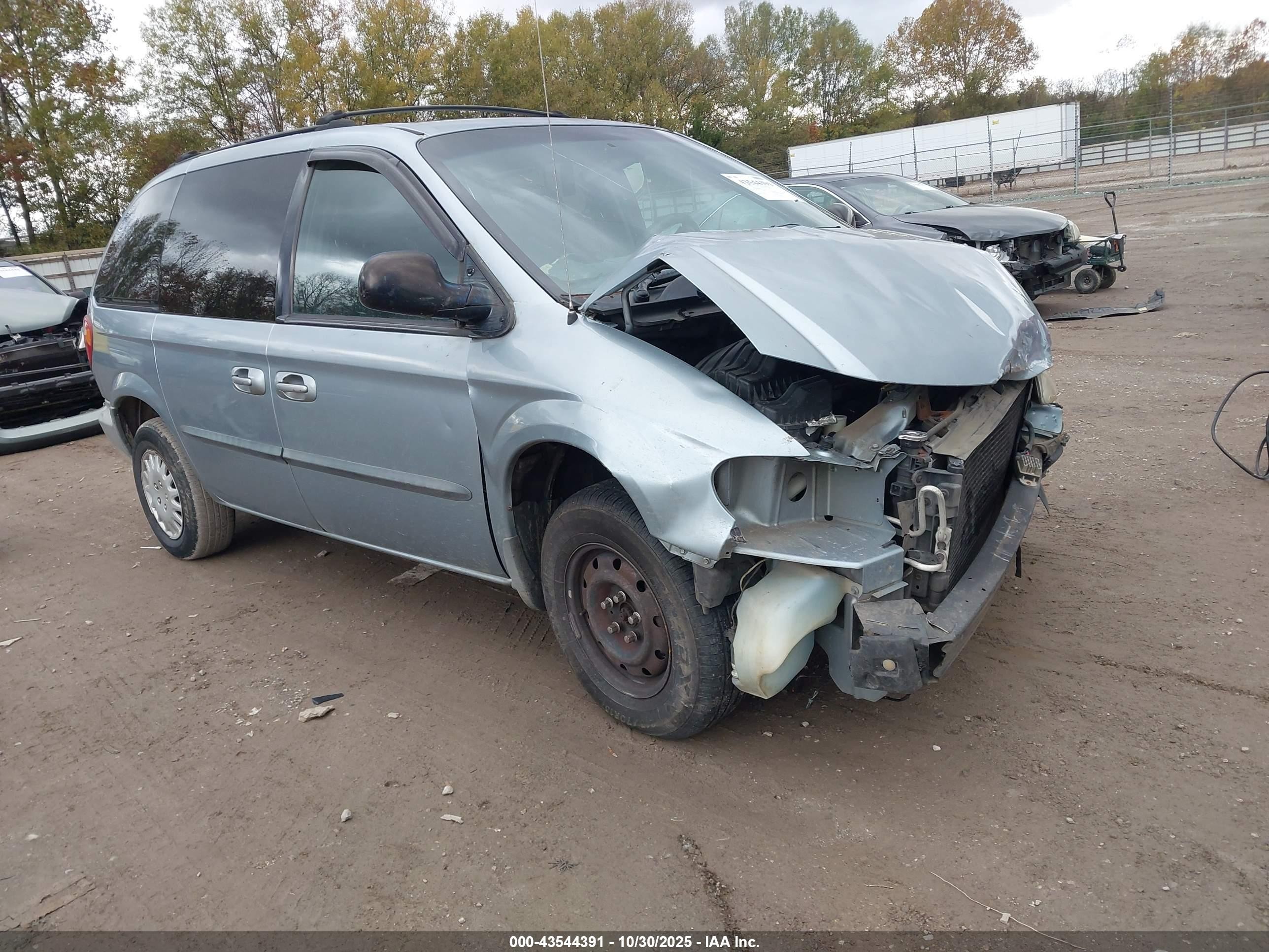 2003 Chrysler Voyager LX, VIN 1C4GJ45363B314962 — Перед