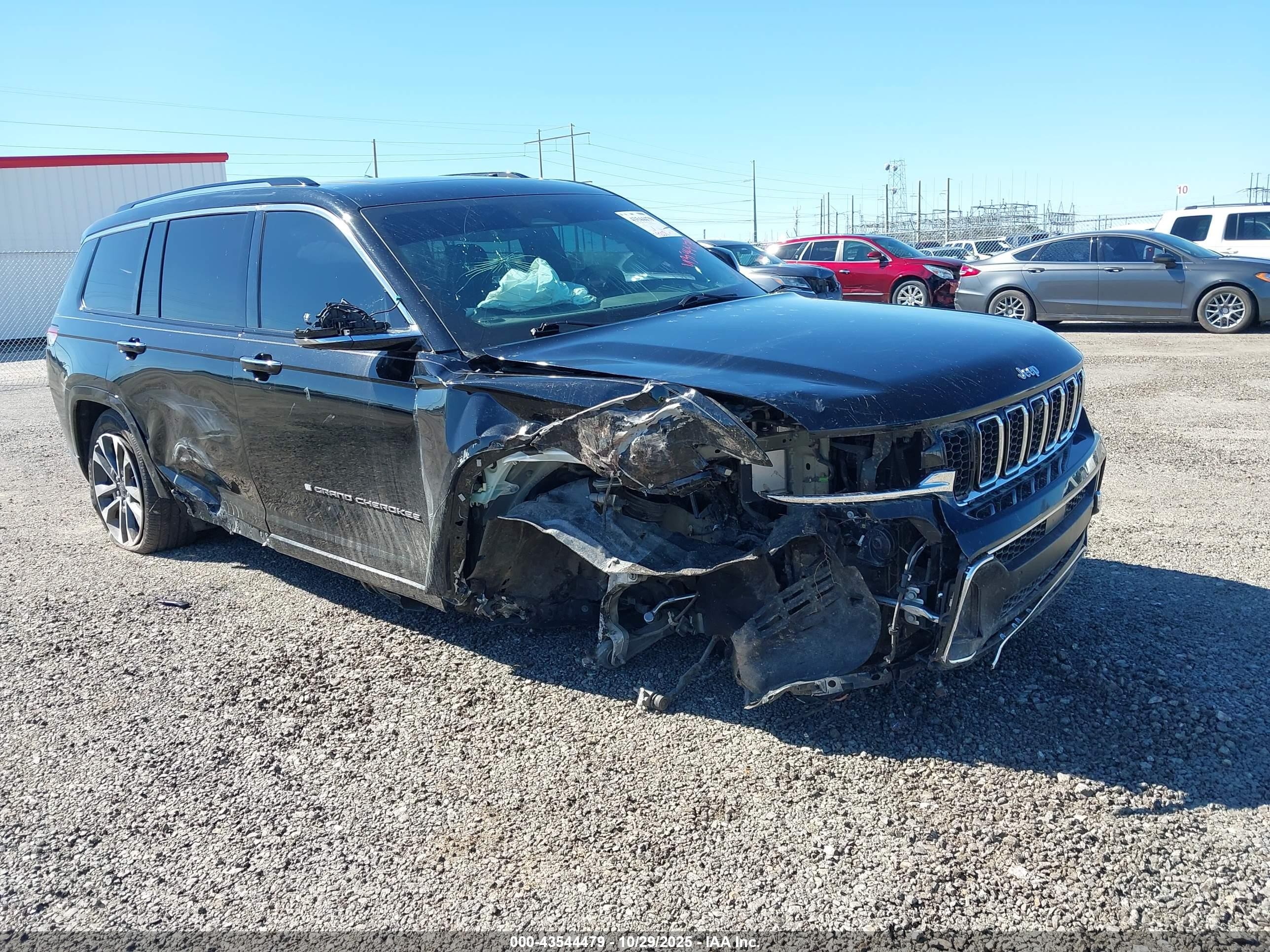 2023 Jeep Grand Cherokee Overland, VIN 1C4RJKDG1P8710284 — Front end