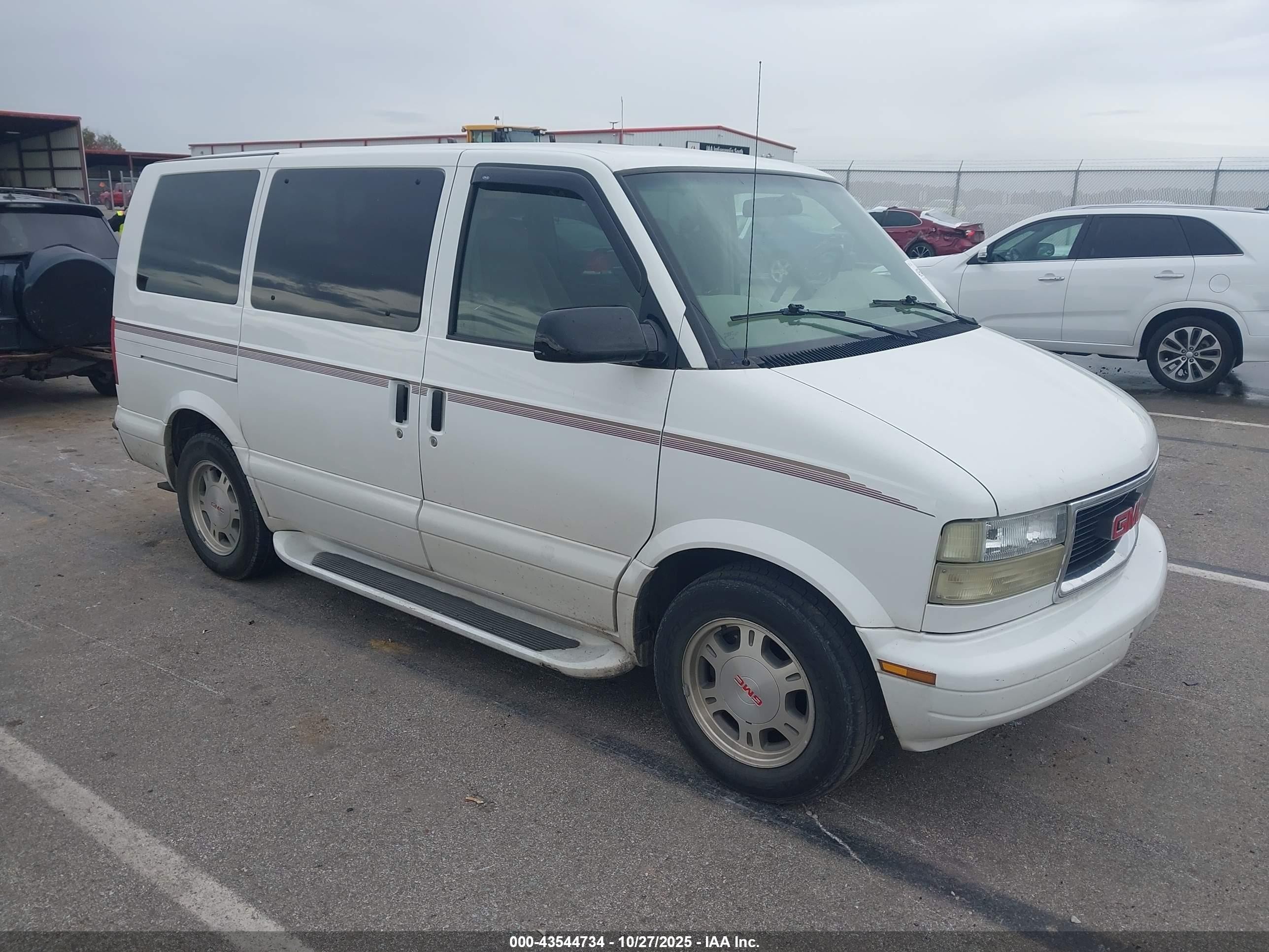 2005 GMC Safari, VIN 1GKDM19X15B503595 — Front end