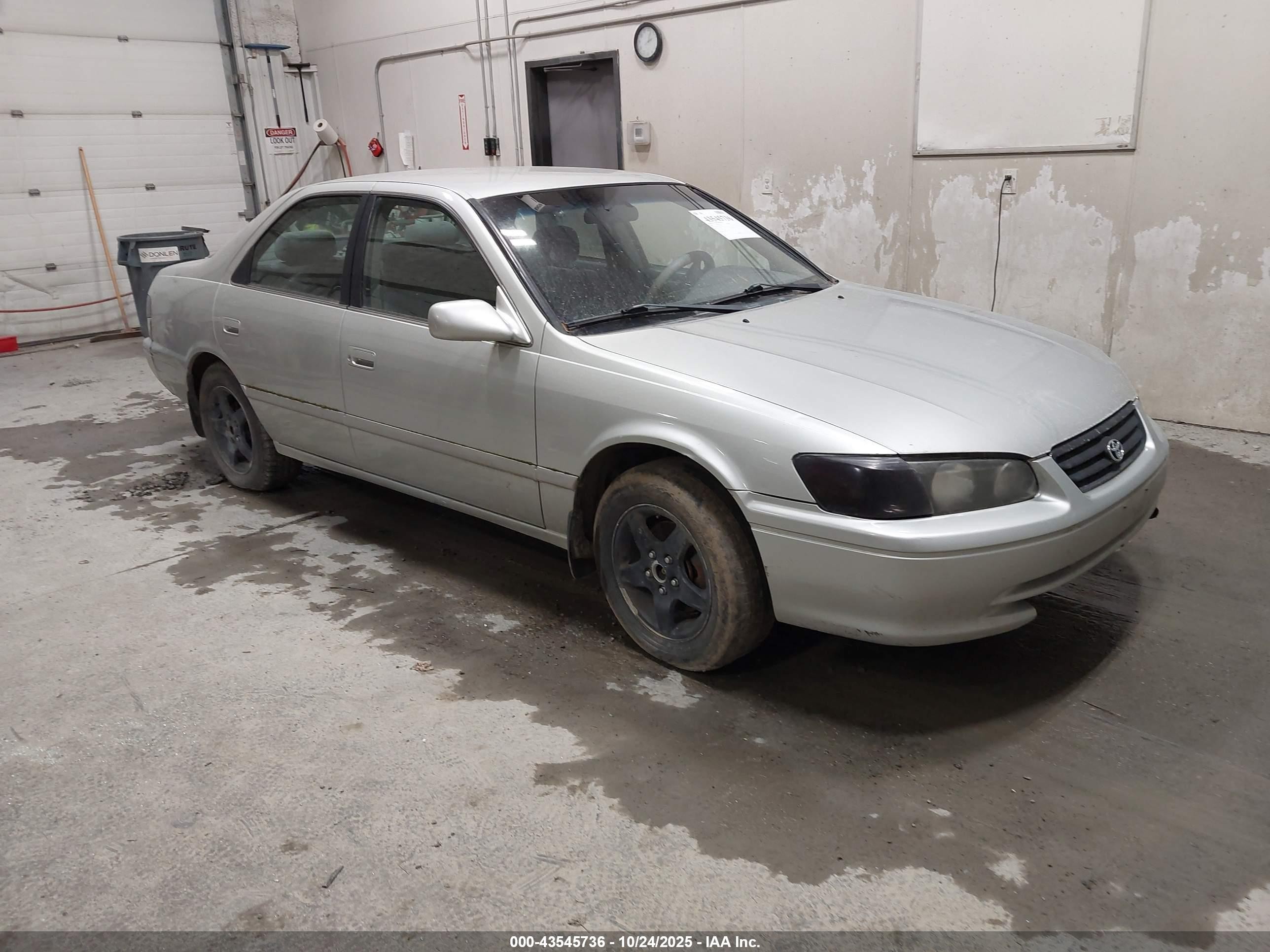 2001 Toyota Camry LE, VIN JT2BF22K010335108 — По всему кузову
