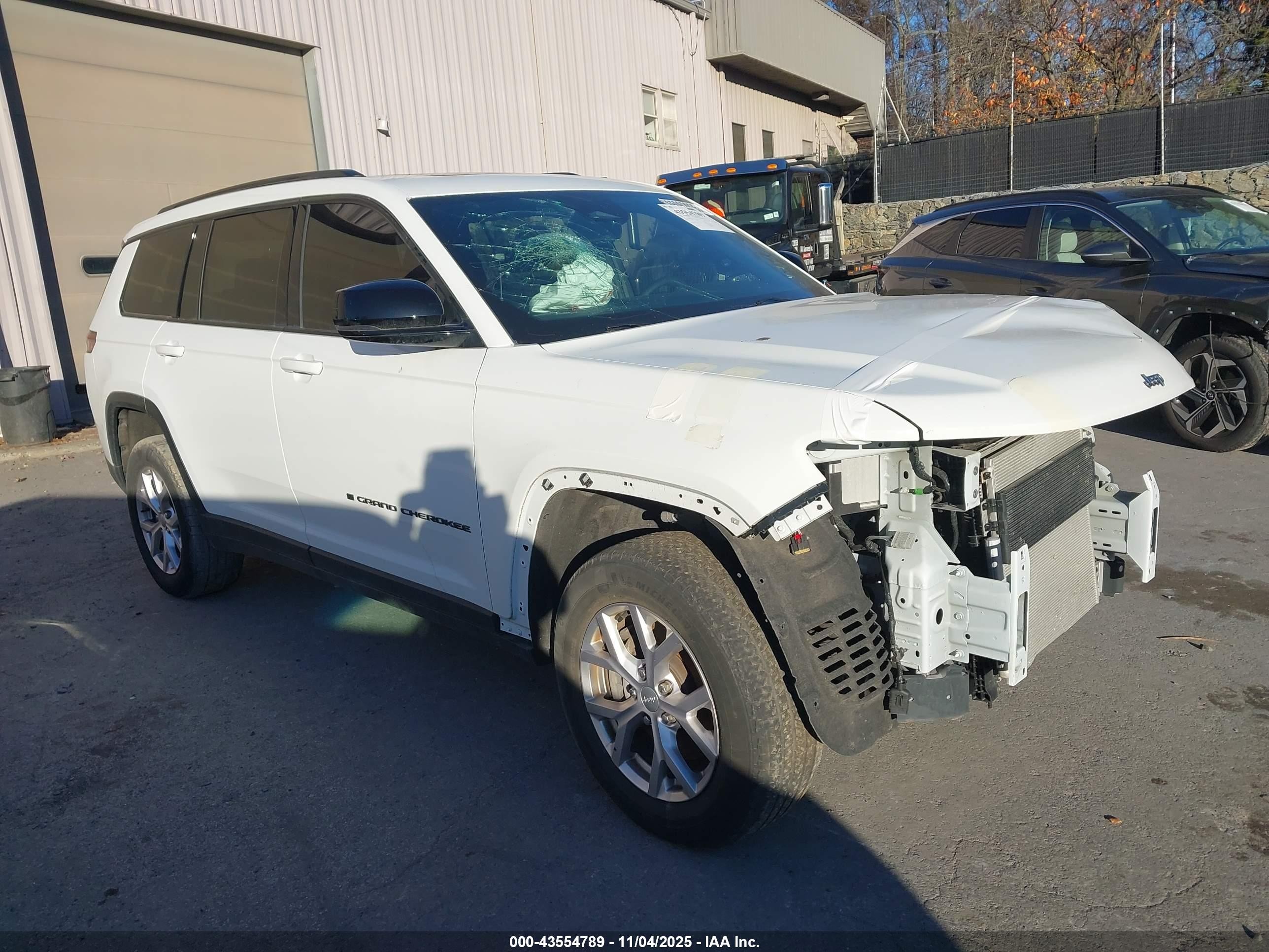 2024 Jeep Grand Cherokee Limited, VIN 1C4RJKBG8R8531200 — Front end