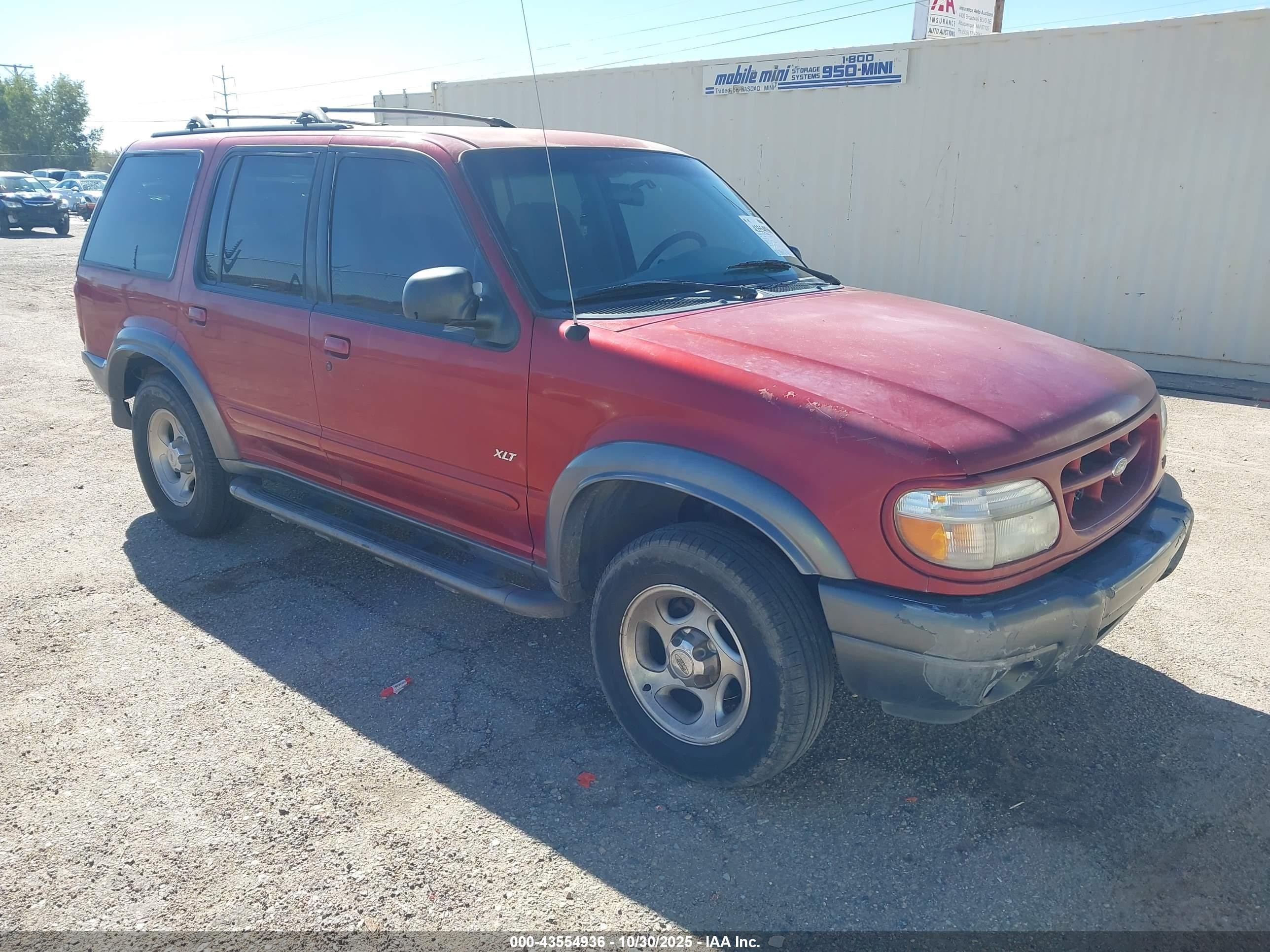 2000 Ford Explorer XLT, VIN 1FMZU73E2YZC57692 — Rear end