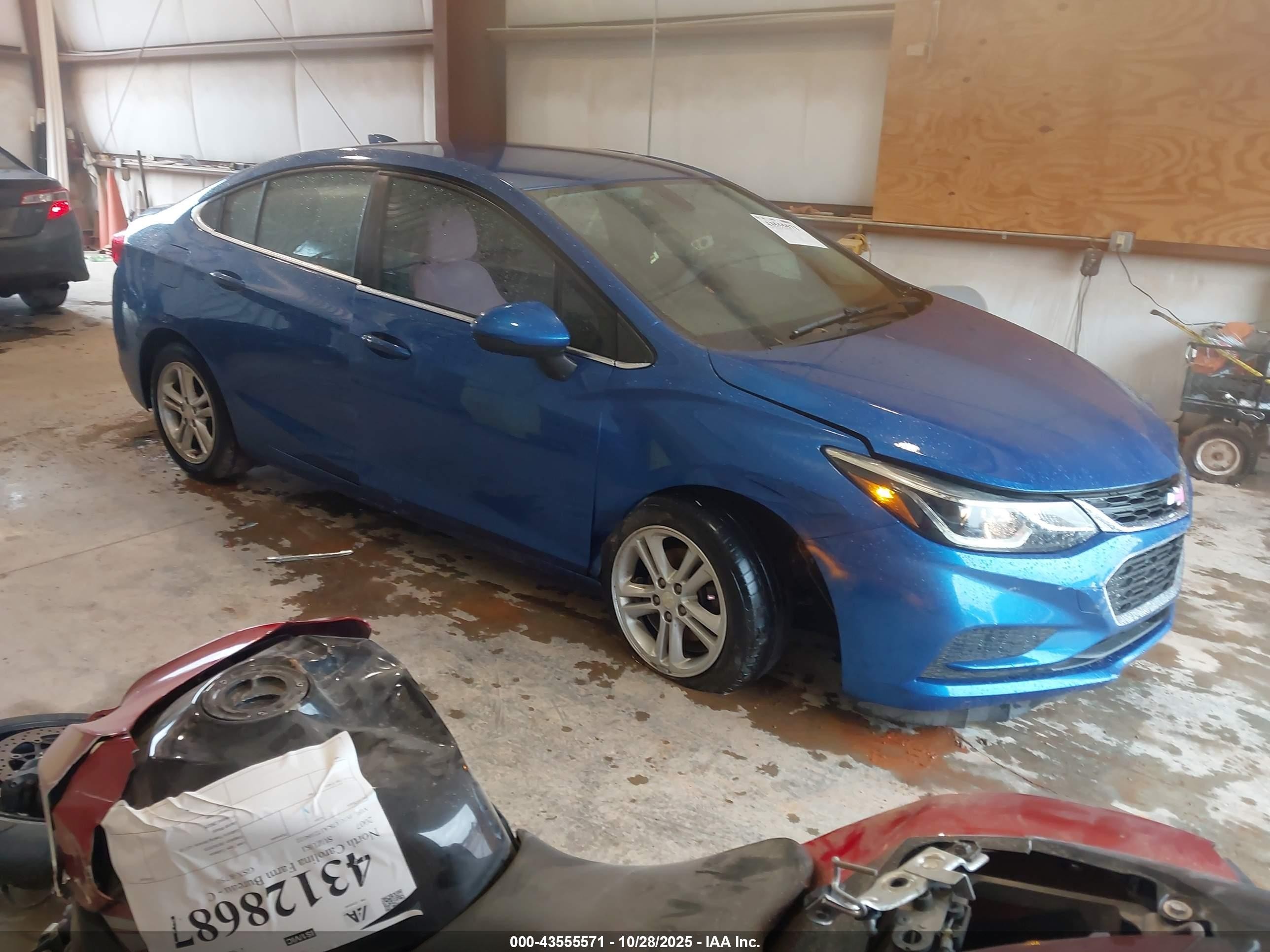 2017 Chevrolet Cruze LT, VIN 1G1BE5SM2H7136195 — Перед
