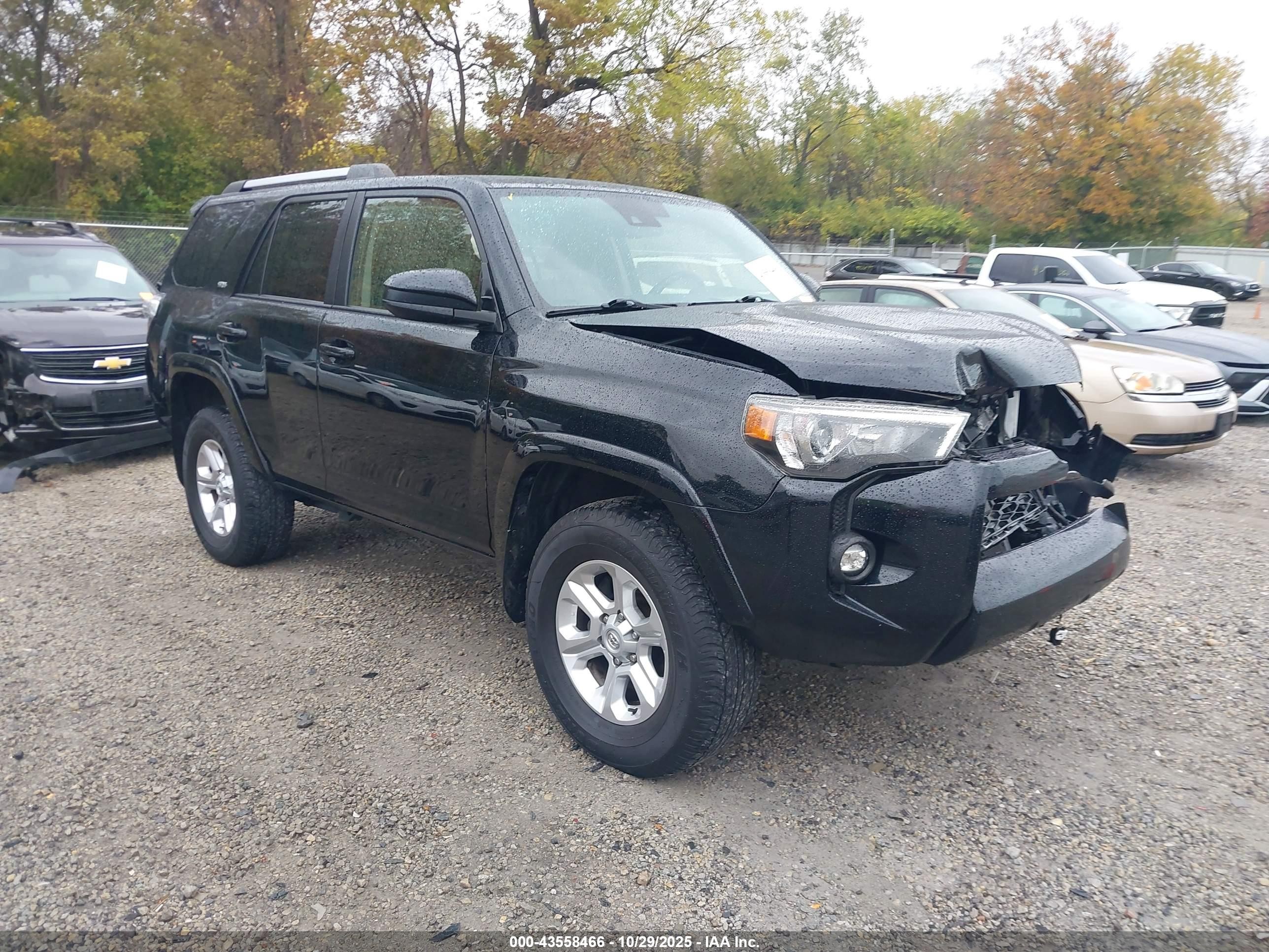 2022 Toyota 4Runner SR5, VIN JTEMU5JRXN6033099 — Front end