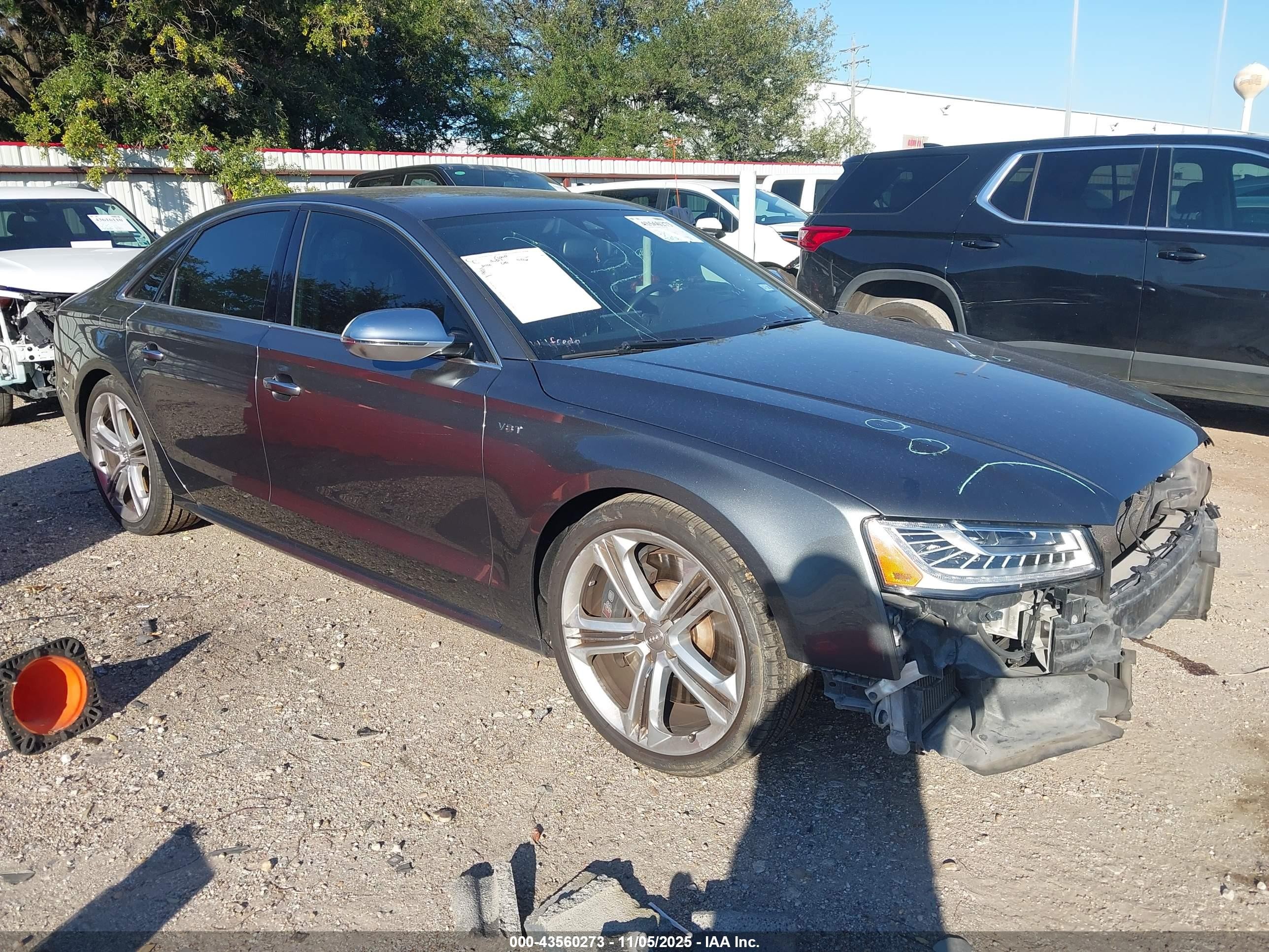 2015 Audi S8, VIN WAUK2AFD9FN005306 — Front end