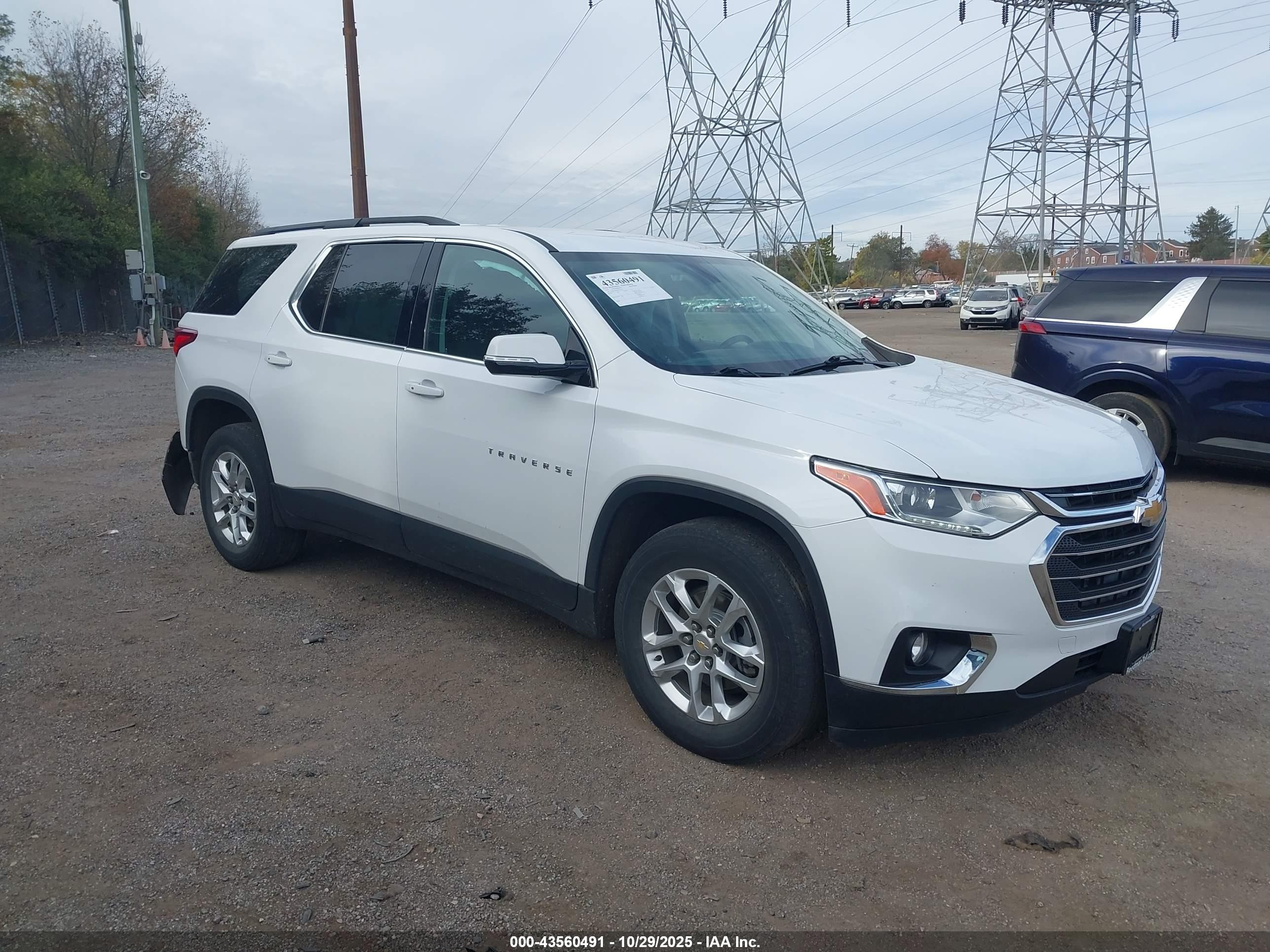 2019 Chevrolet Traverse LT Cloth, VIN 1GNEVGKW4KJ311095 — Side