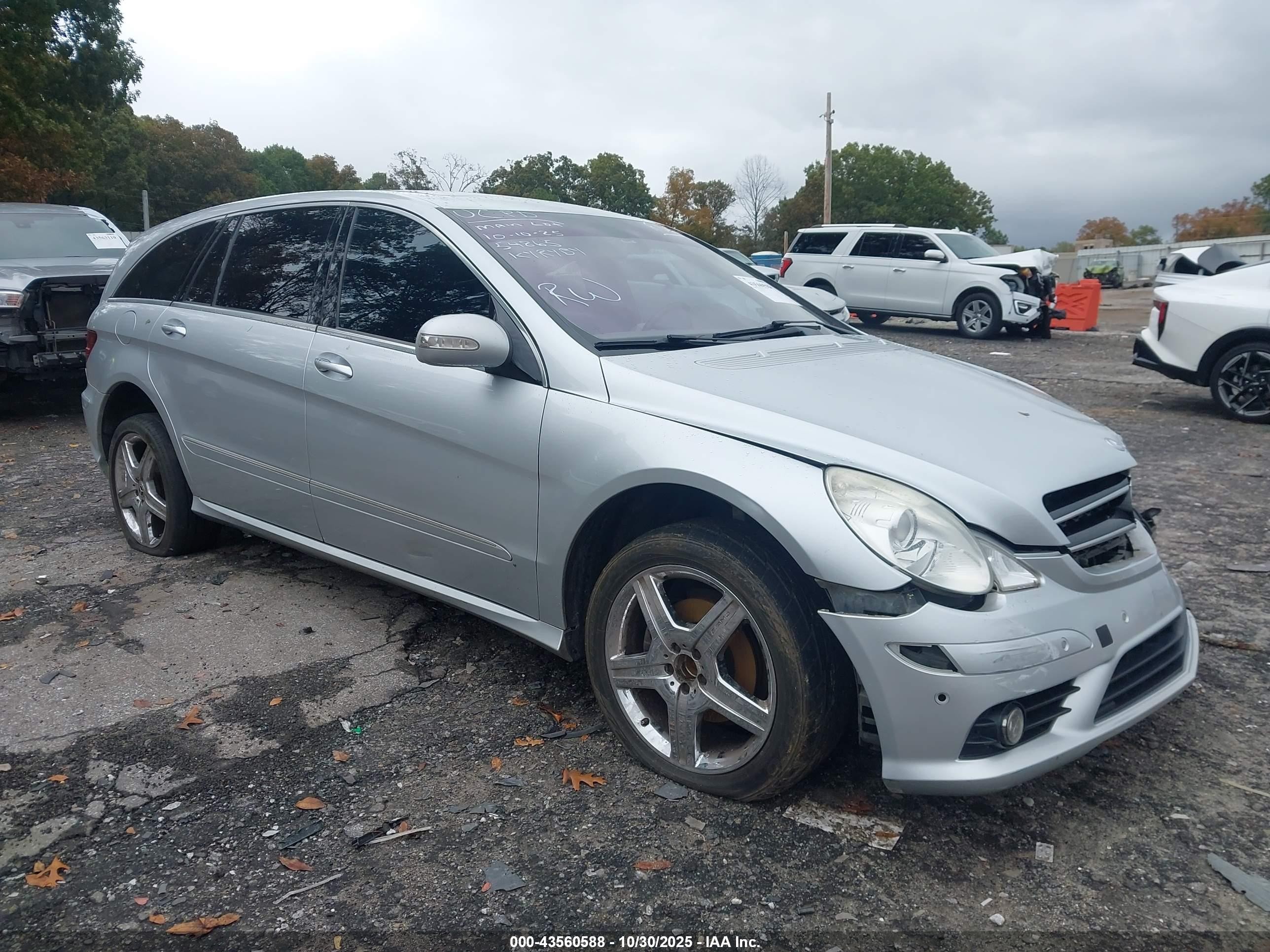 2010 Mercedes-Benz R 350, VIN 4JGCB6FE2AA111170 — Front end