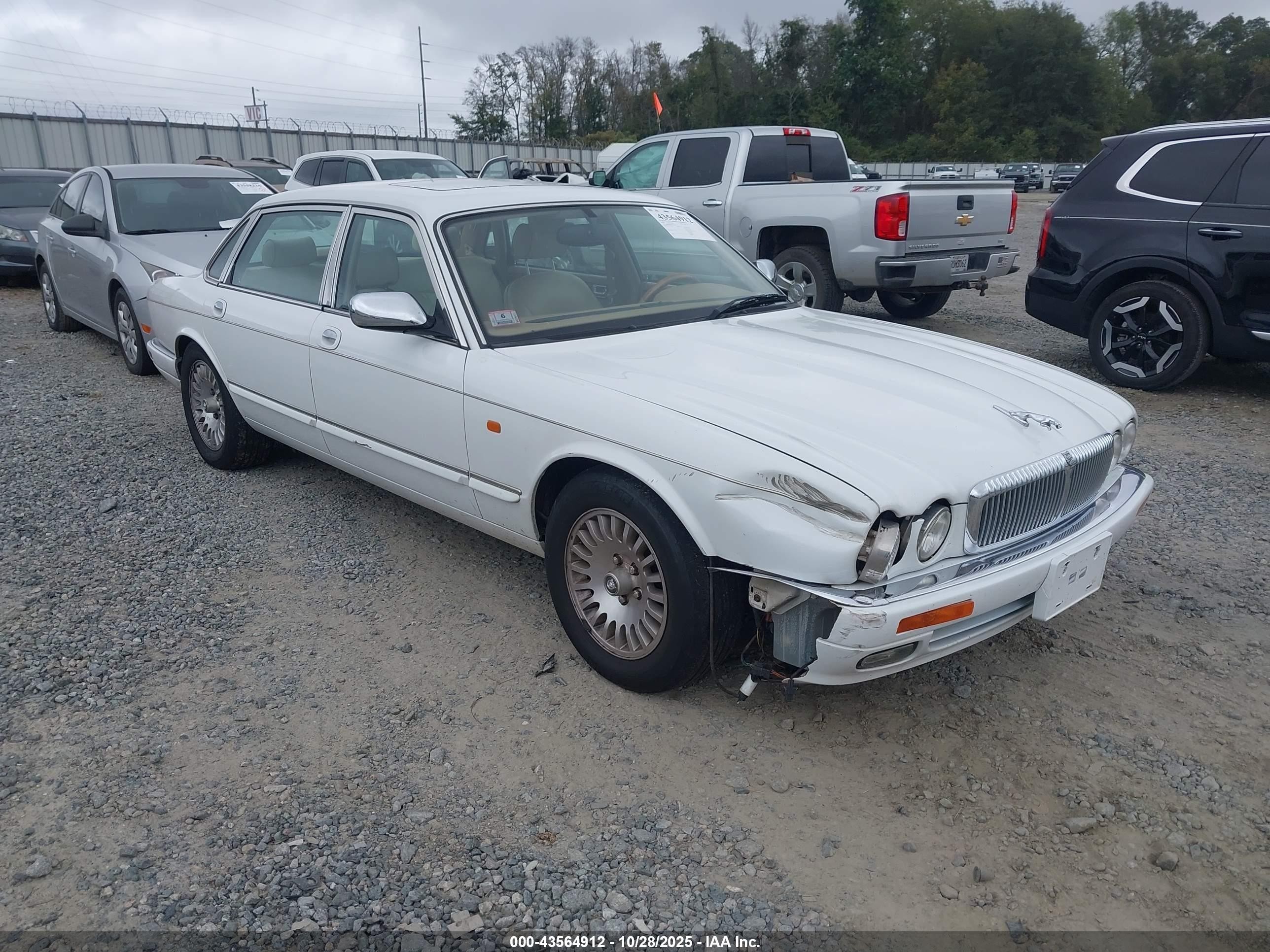 1996 Jaguar XJ Vanden Plas, VIN SAJKX6242TC777128 — Front end