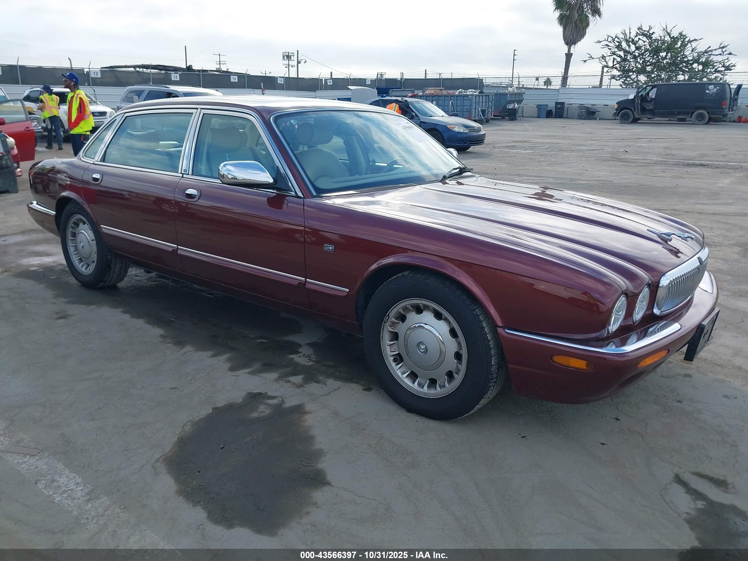 1999 Jaguar XJ, VIN SAJKD6044XC872033 — Normal wear