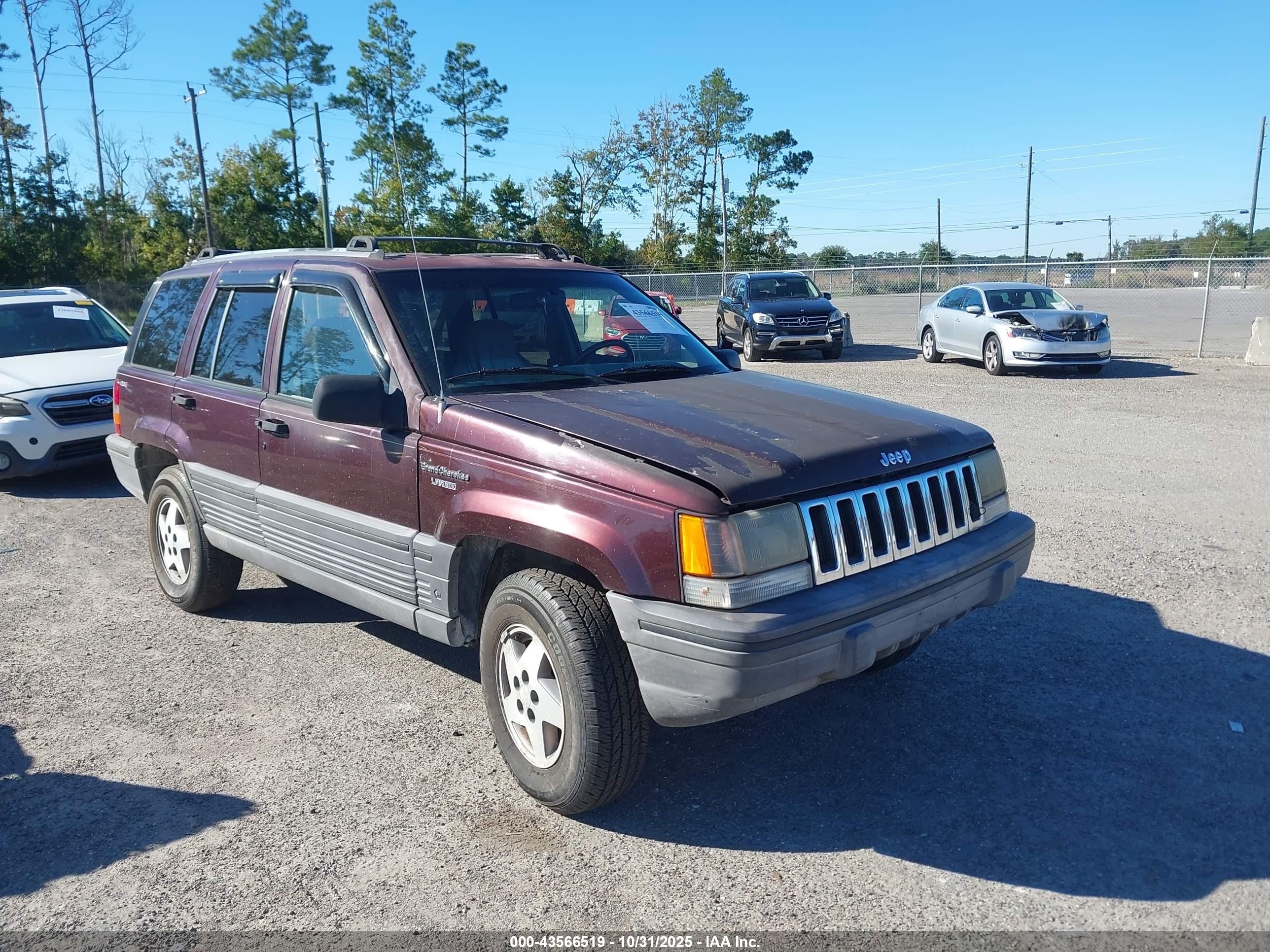 1995 Jeep Grand Cherokee Laredo, VIN 1J4GZ58S4SC543323 — Front end