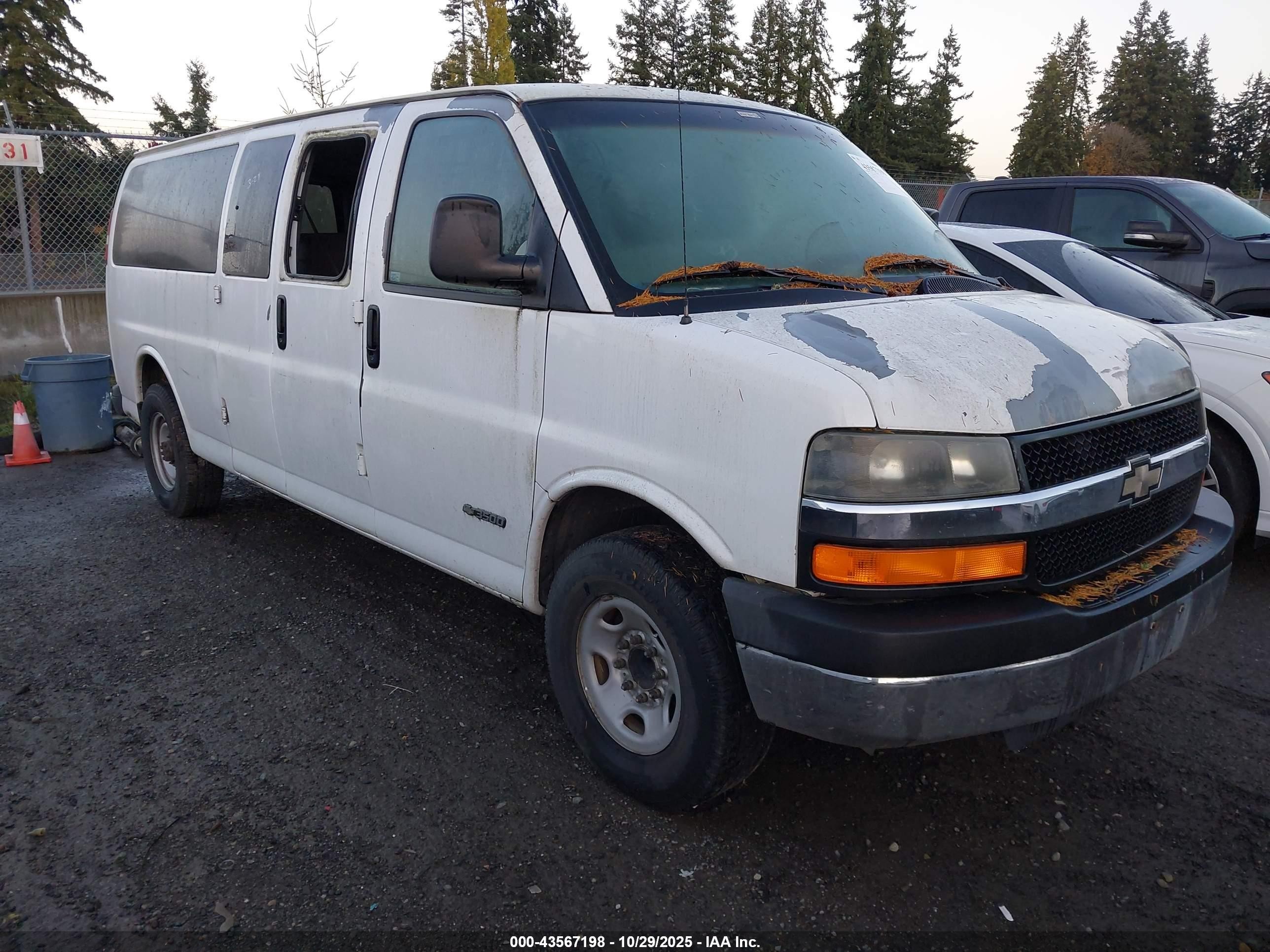 2003 Chevrolet Express Passenger, VIN 1GAHG39U631154578 — Front end
